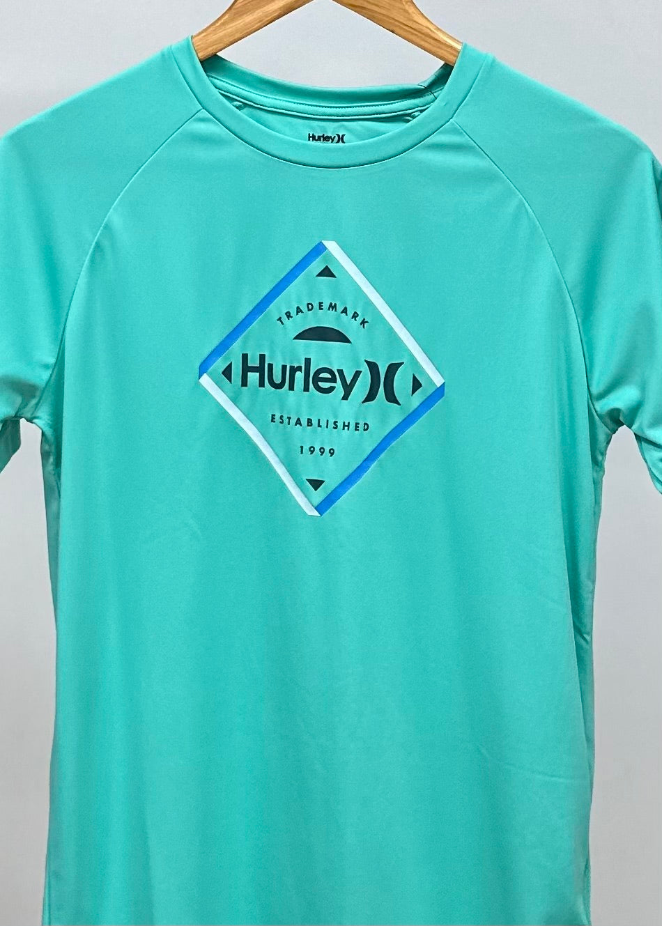 Camiseta de baño Hurley 🏄🏽‍♂️  color turquesa con logo en negro Talla L de niño