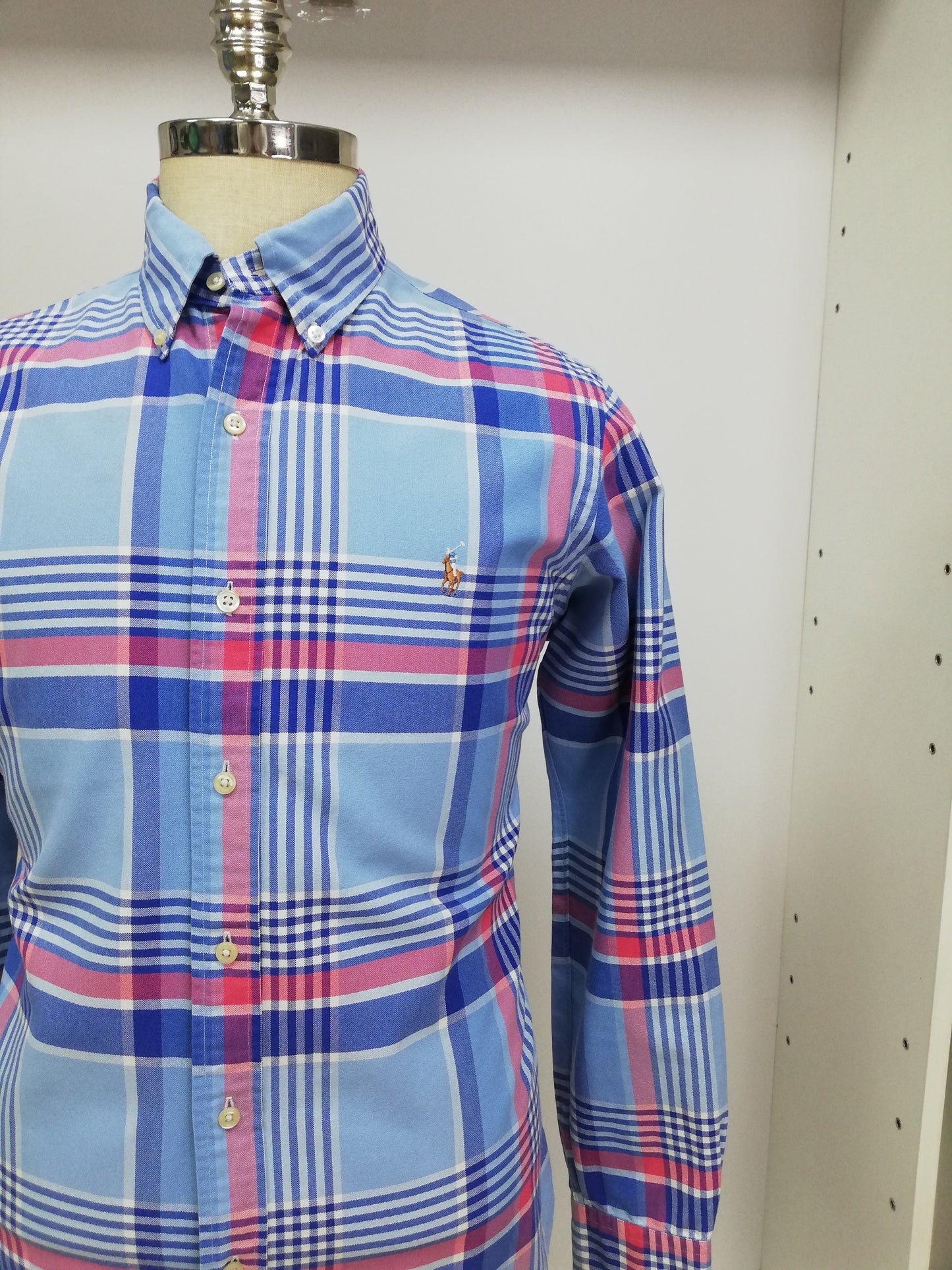 Camisa Polo Ralph Lauren 🏇🏼 Oxford con patron de cuadros tartán en color celeste, azul y rosado Talla M Entalle Clásico (ver descripción)
