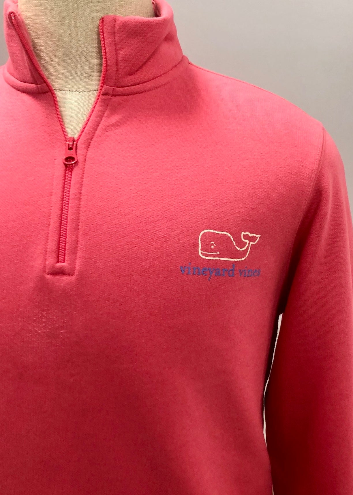 Sueter Jersey Vineyard Vines 🐳 Pima color rosado magenta con logo en blanco Tela algodón Talla S