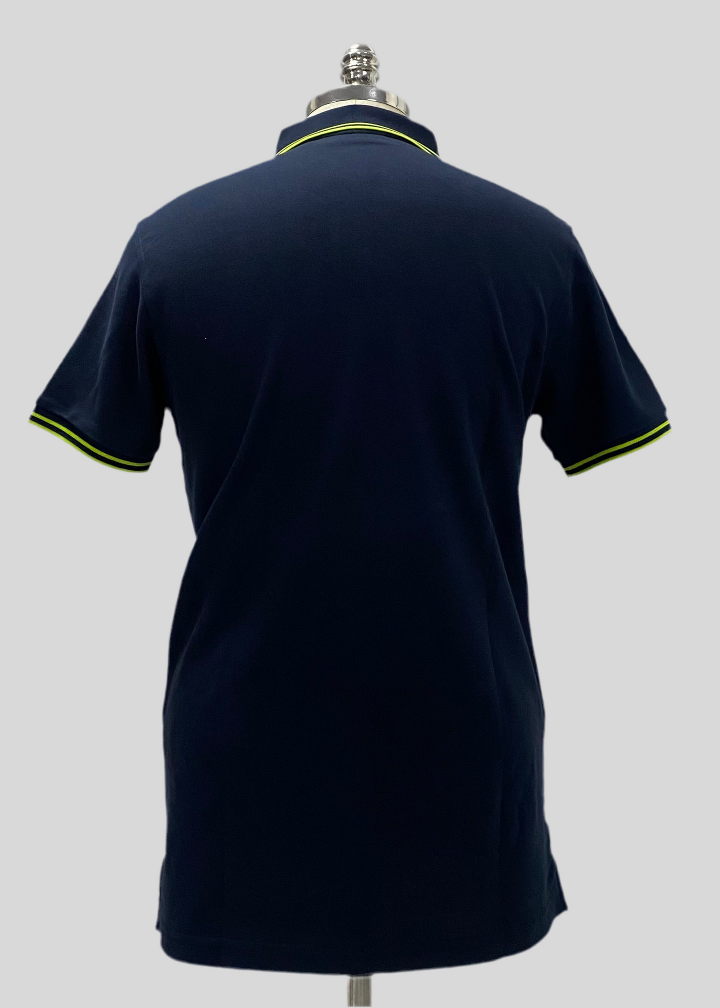 Camiseta Polo Psycho Bunny 🐰 Pique en color azul navy con diseño de cuello en verde intenso Talla M Entalle Regular