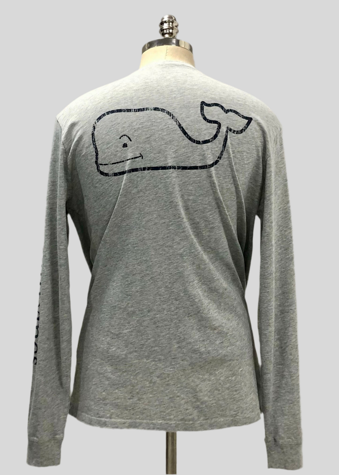 Camiseta cuello redondo Vineyard Vines 🐳 color gris claro con Diseño de ballena en azul navy Talla M