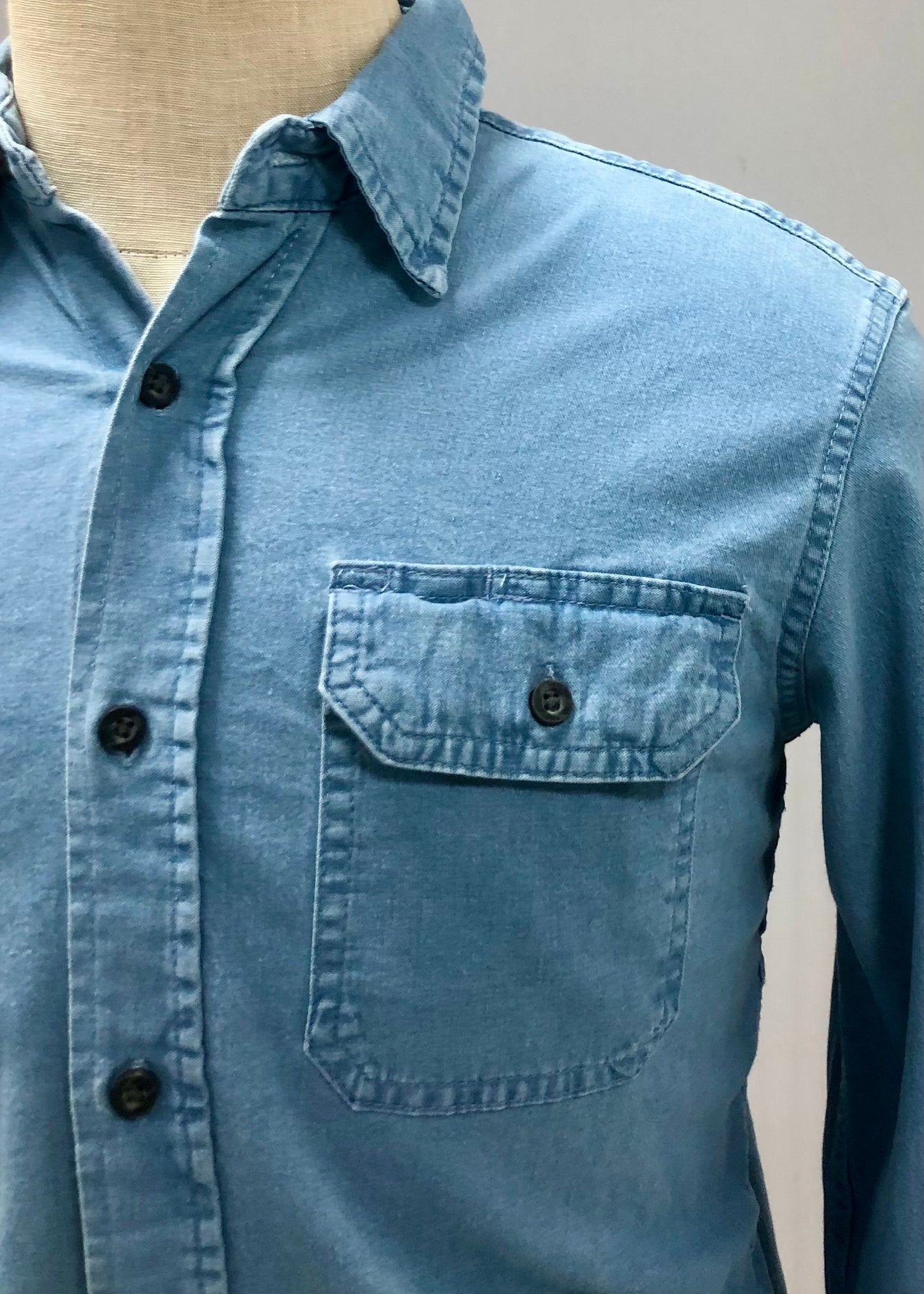 Camisa de botones Wrangler 🐎 De jeans en color celeste Talla S Entalle Regular