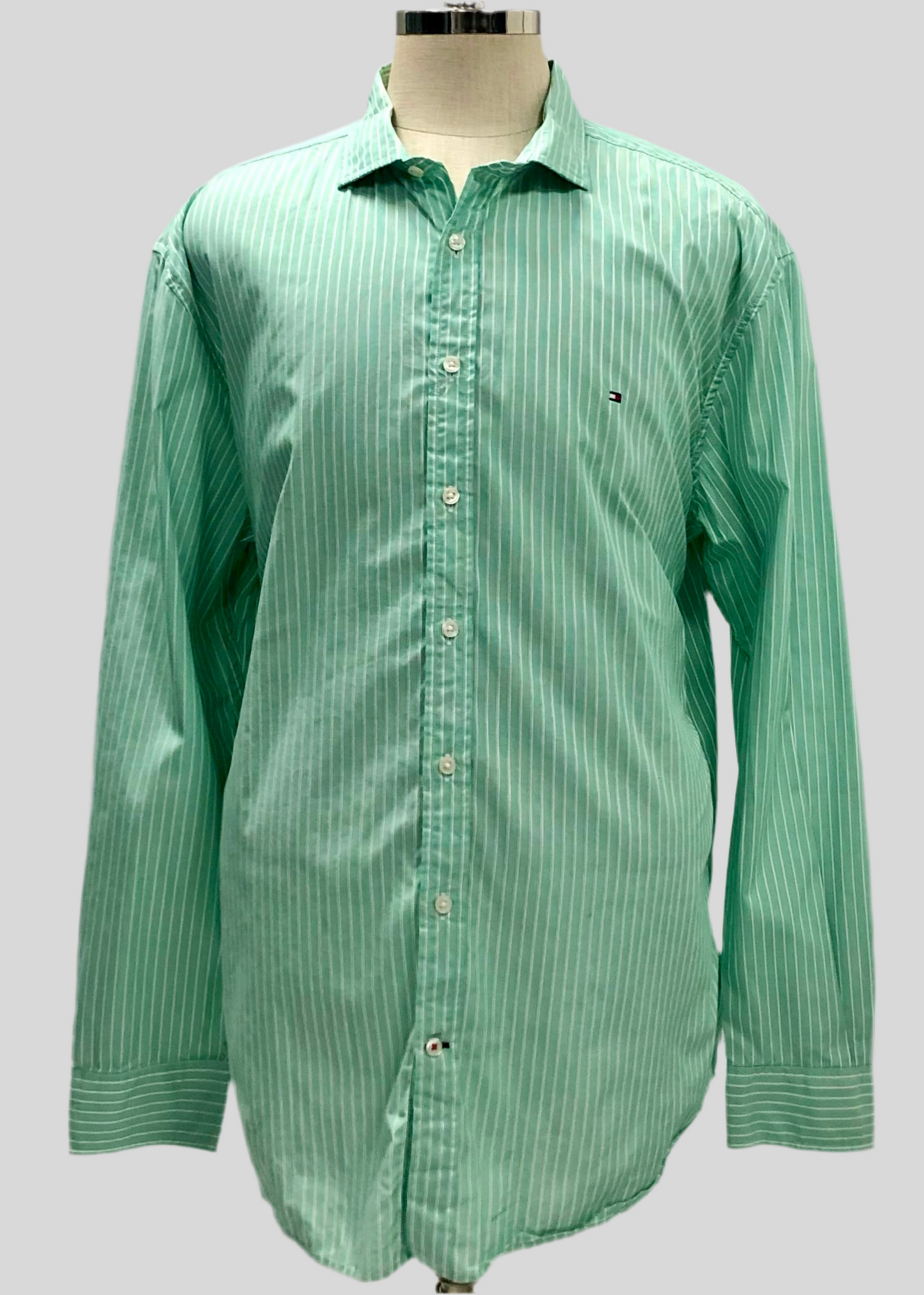 Camisa de botones Tommy Hilfiger 🇺🇸 color verde claro con patrón de rayas en color blanco Talla XXL Entalle Regular
