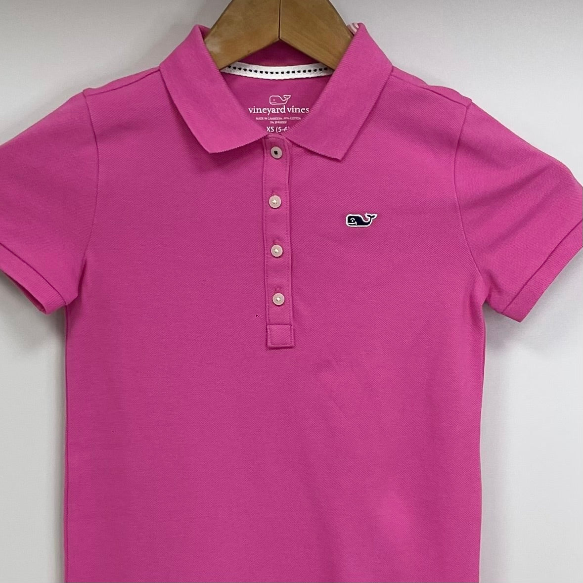 Vestido de niña Vineyard Vines 🐳 color rosado intenso y logo en letras azul Talla XS (5-6) Entalle Regular