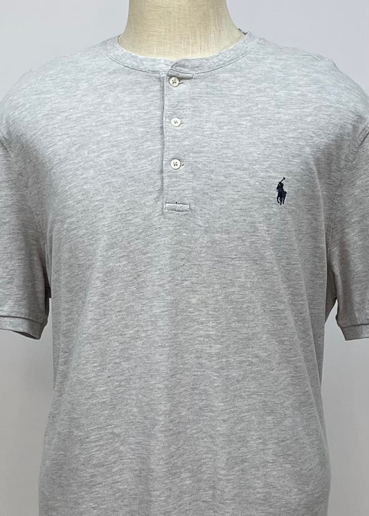 Camiseta Henley Polo Ralph Lauren 🏇🏼 Tela (Featherweight Mesh) en color gris Talla XL Entalle Regular