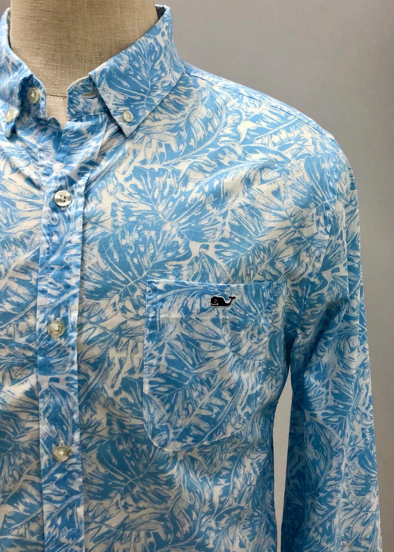 Camisa de botones Vineyard Vines 🐳 color blanco con diseño de Hojas en color celeste Talla M Entalle Slim Fit