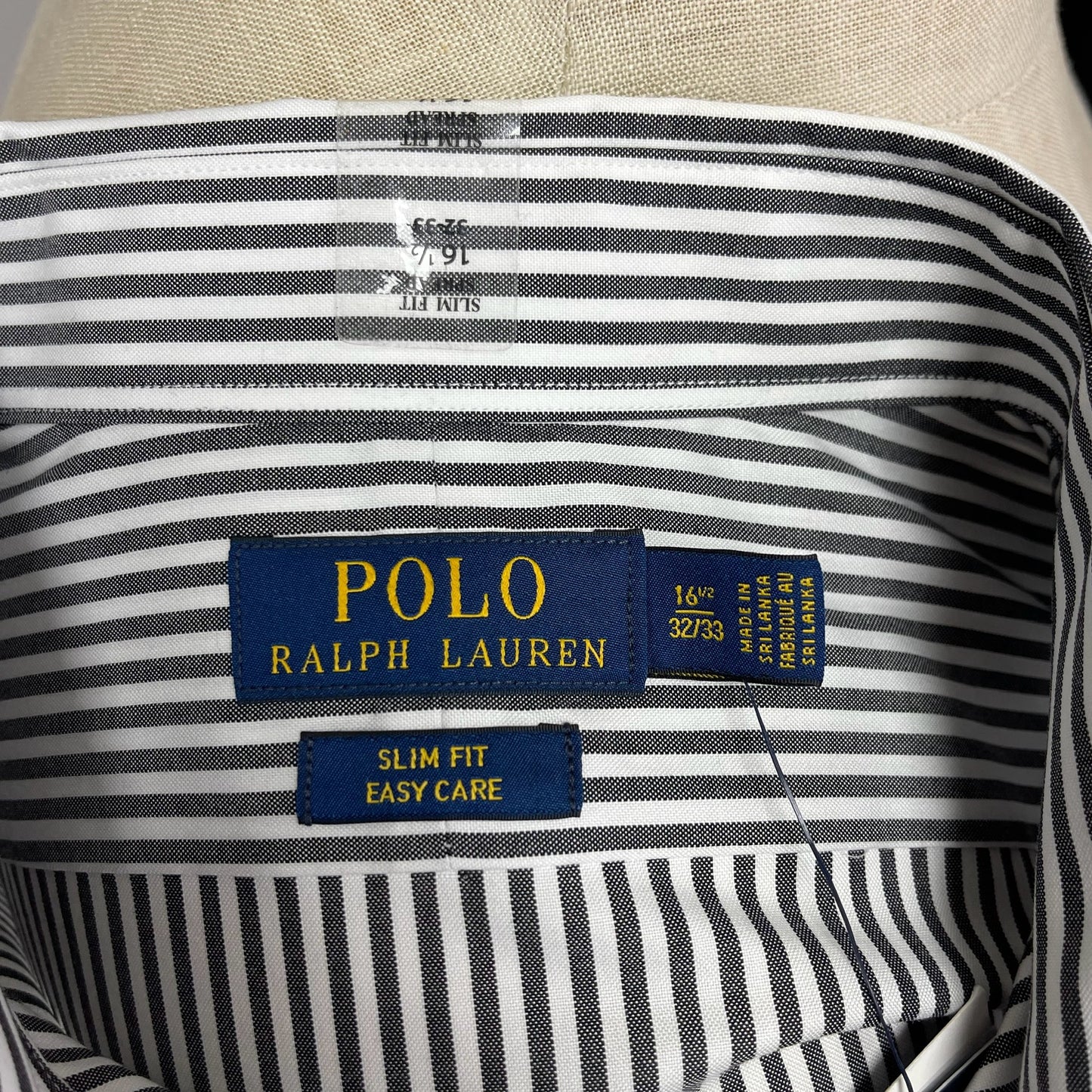 Camisa Polo Ralph Lauren 🏇🏼 color blanco con patron de rayas finas en color gris oscuro Talla L Entalle Slim Fit