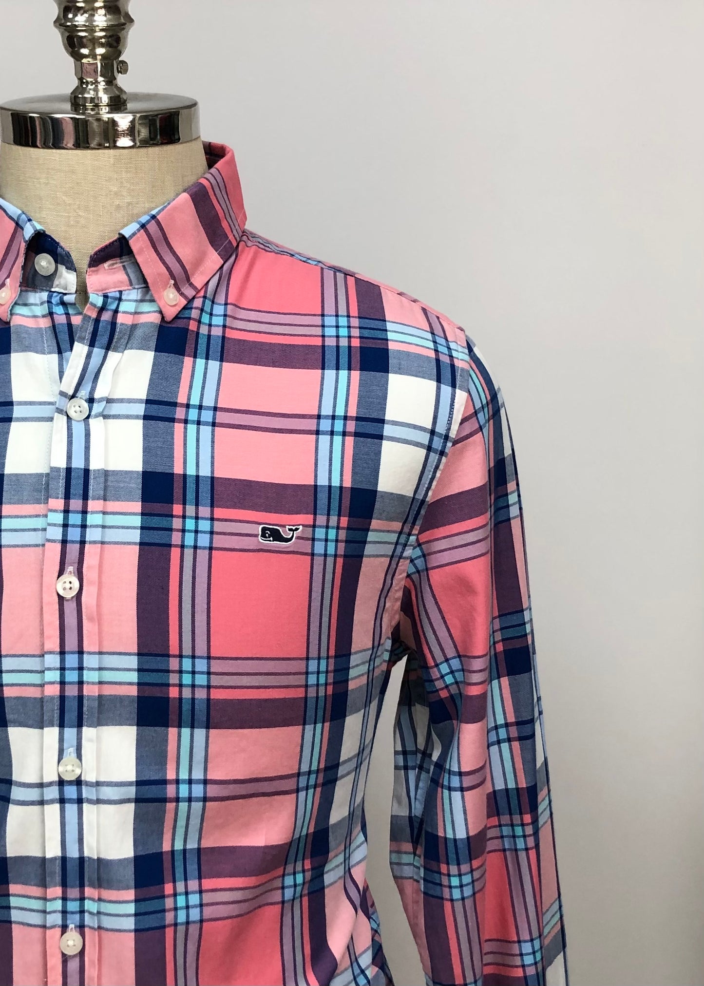 Camisa de botones Vineyard Vines 🐳 con patrón de cuadros en color rosado magenta, azul, celeste y blanco Talla M Entalle Slim Fit