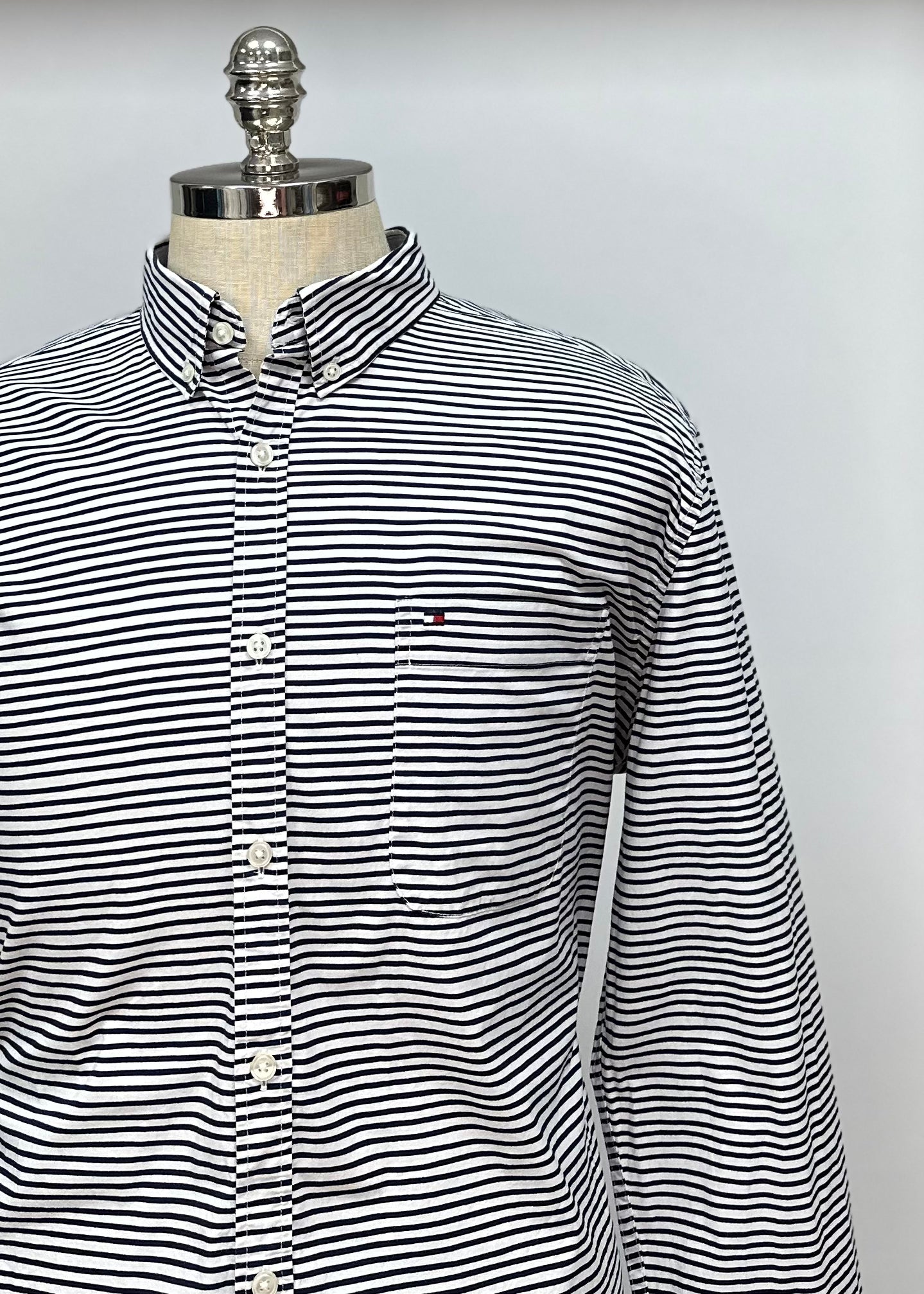 Camisa de botones Tommy Hilfiger 🇺🇸 en color blanco con rayas en color negro Talla XL Entalle Slim Fit