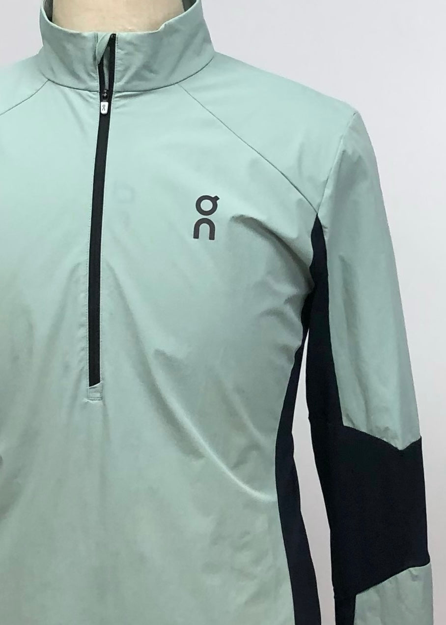 Sueter Jersey On Running 🏃🏻 Impermeable en color verde menta y negro con logo en color gris oscuro Talla L Entalle Regular