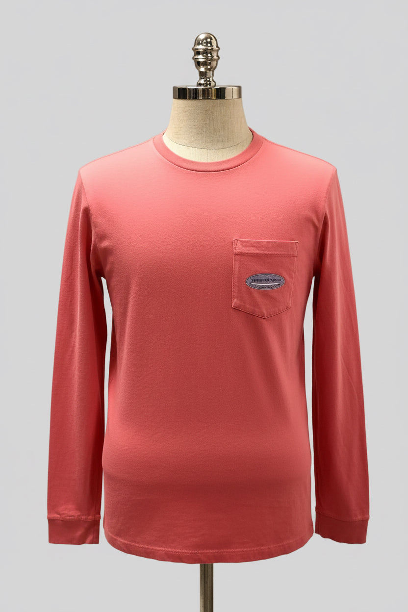 Camiseta cuello redondo Vineyard Vines 🐳 color rosado magenta con logo de tabla de surf Talla S