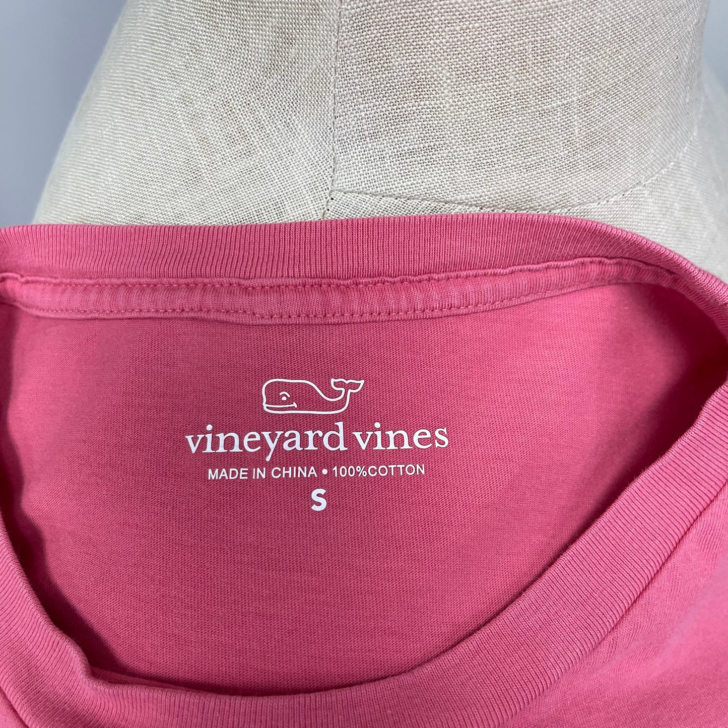 Camiseta de bolsillo Vineyard Vines 🐳 color rosado con Diseño Every Game Talla Small