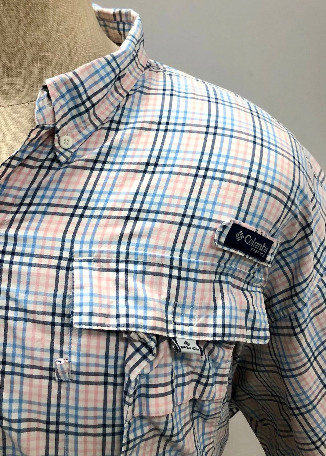 Camisa Columbia 🔹 Super Bahama Color blanco de cuadros en azul y rosado Talla XL (ver descripción)