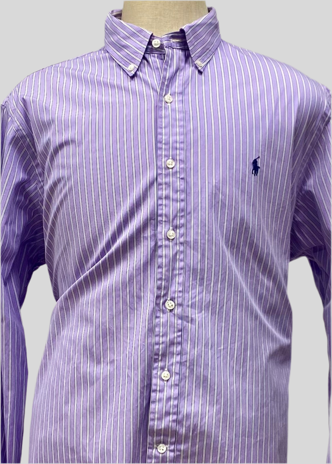 Camisa Polo Ralph Lauren 🏇🏼 con patron de rayas en color morado, azul navy y blanco Talla XL Entalle Regular