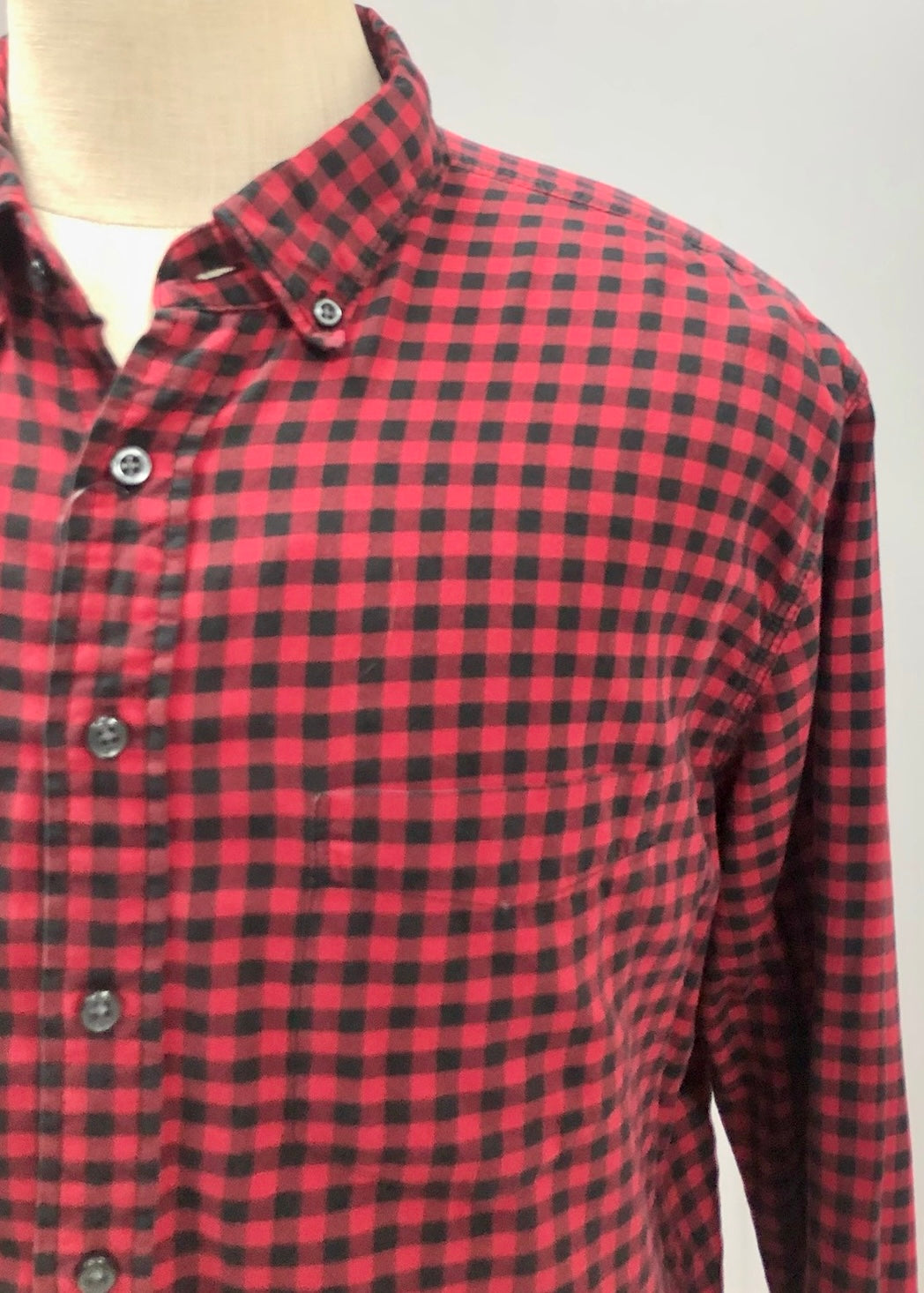 Camisa de botones GAP 🇺🇸 de cuadros en color rojo y negro Talla XL Entalle Regular