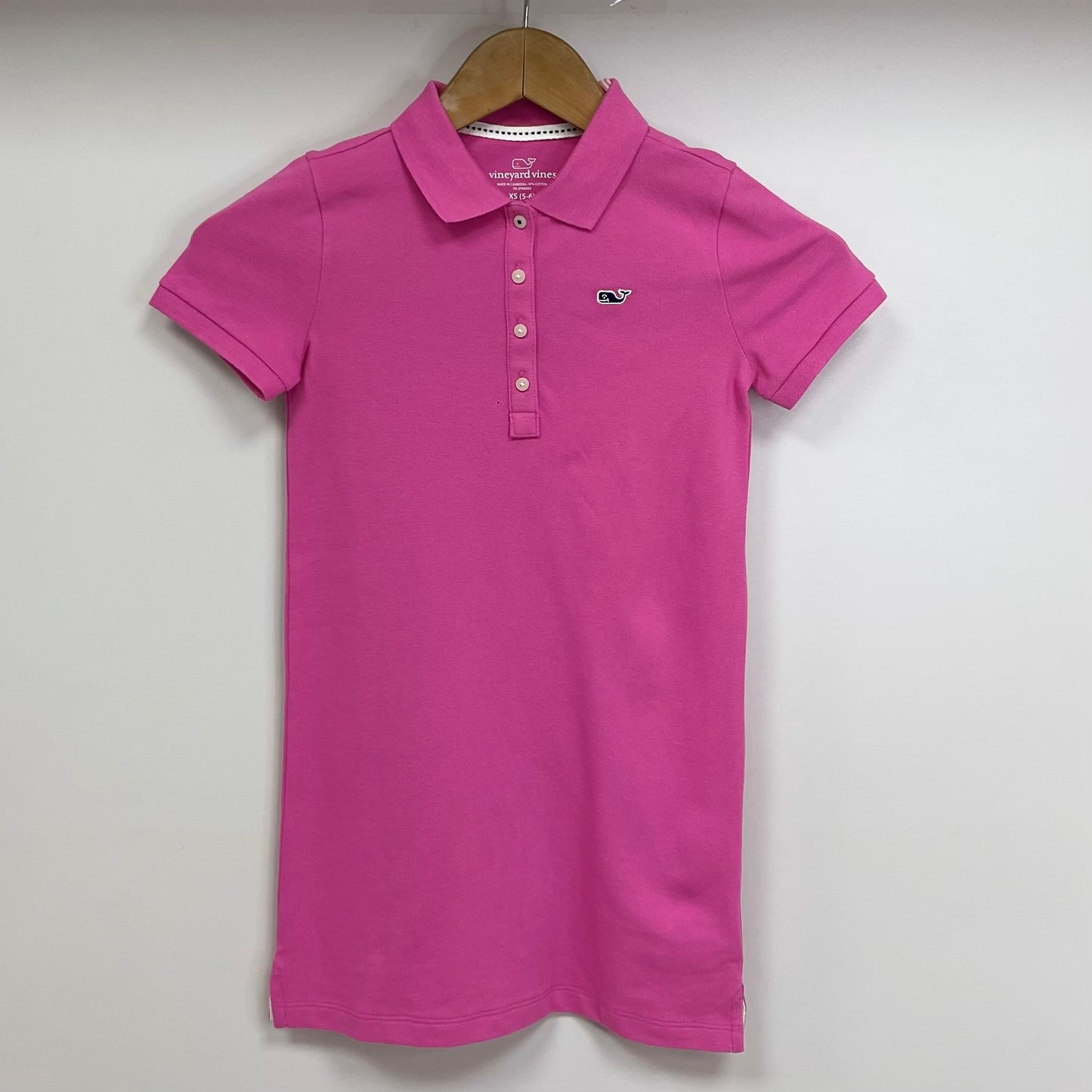 Vestido de niña Vineyard Vines 🐳 color rosado intenso y logo en letras azul Talla XS (5-6) Entalle Regular