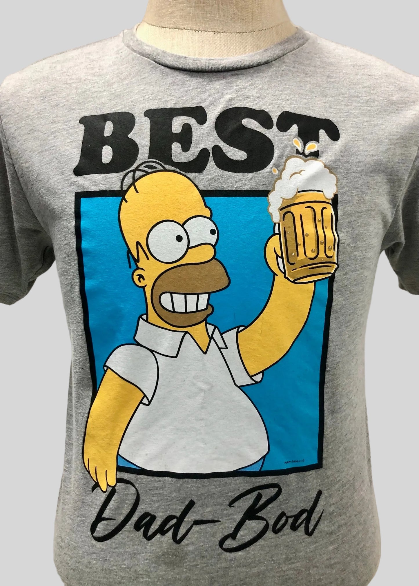 Camiseta cuello redondo The Simpsons 🍺 color gris con diseño de Homero Talla M