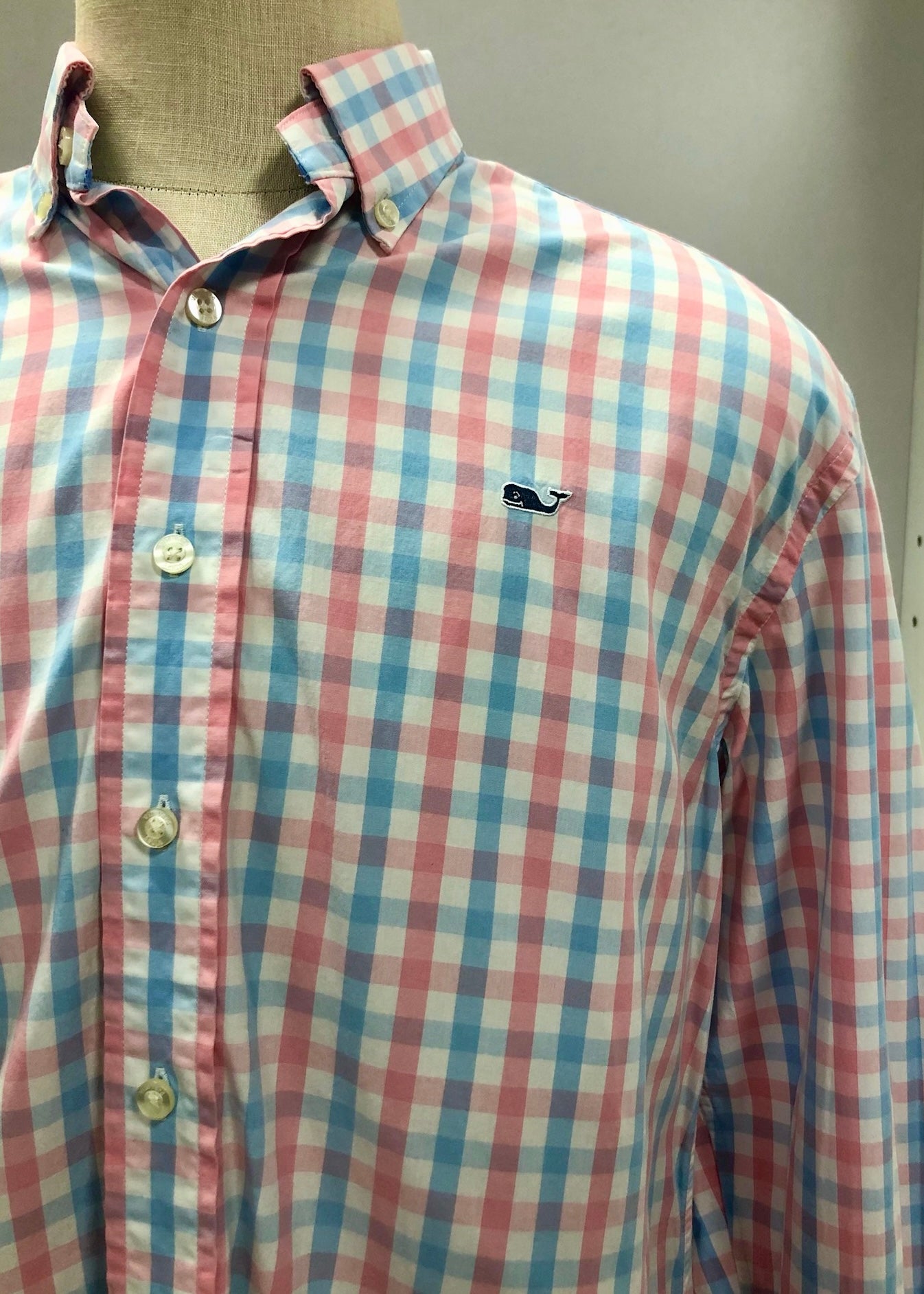 Camisa de botones Vineyard Vines 🐳 color blanco con patrón de cuadros en color rosado y celeste Talla M Entalle Regular