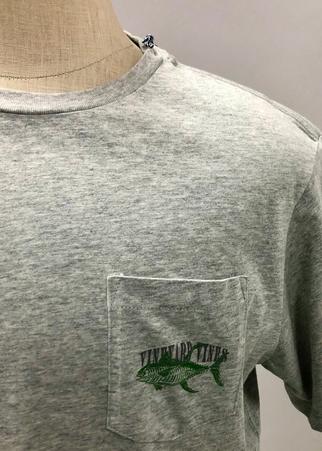 Camiseta cuello redondo Vineyard Vines 🐳 color gris claro con Diseño de Pescado Talla L