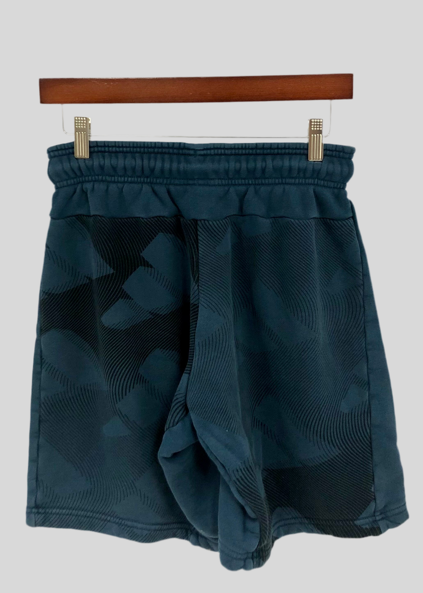 Short Lounge Adidas 🏃🏻‍♂️ color verde esmeralda con diseño con diseño de grafiti en negro talla S