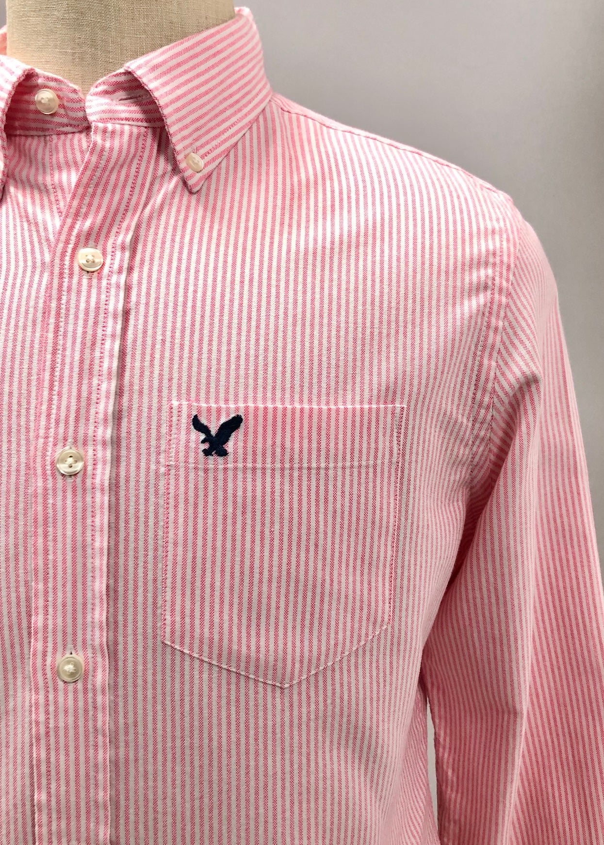 Camisa de botones American Eagle 🦅 Oxford de rayas en color rosado y blanco Talla M Entalle Clásico