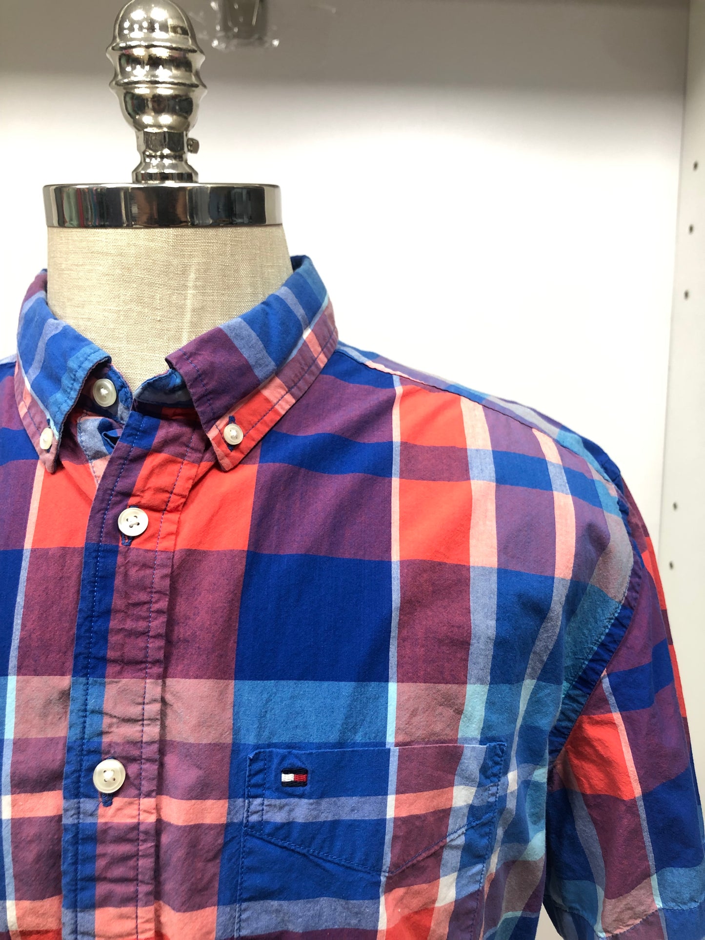 Camisa Tommy Hilfiger 🇺🇸 con patrón de cuadros en azul, rojo y blanco Talla XL Entalle Clásico