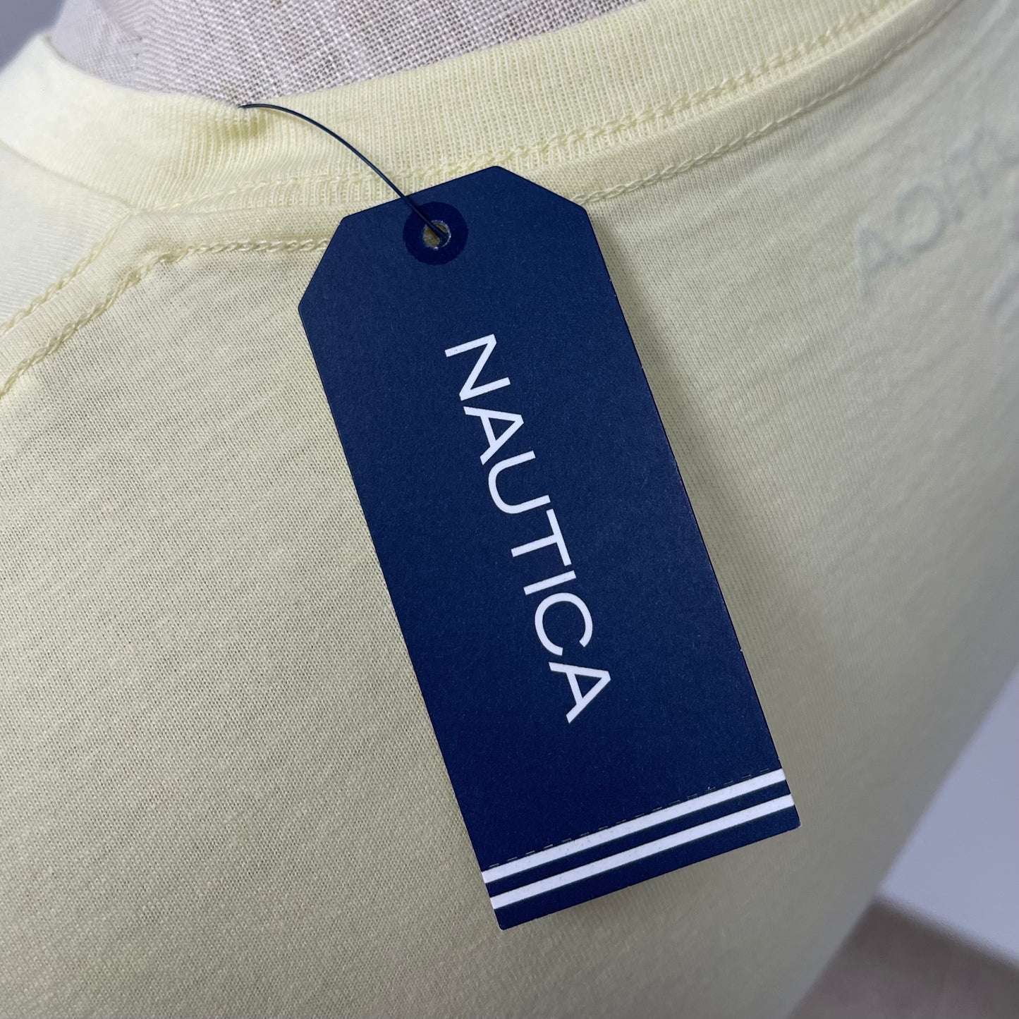 Camiseta cuello V Nautica ⚓️ color amarillo claro con logo azul navy Talla S