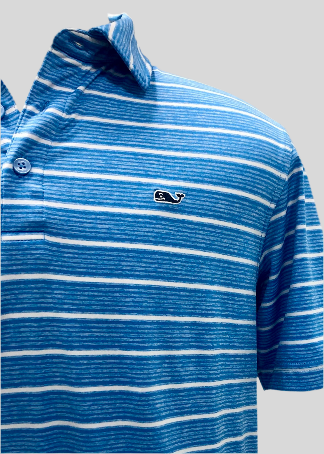 Camiseta Polo Vineyard Vines 🐳 Performance con rayas en celeste y blanco Talla S Entalle Regular
