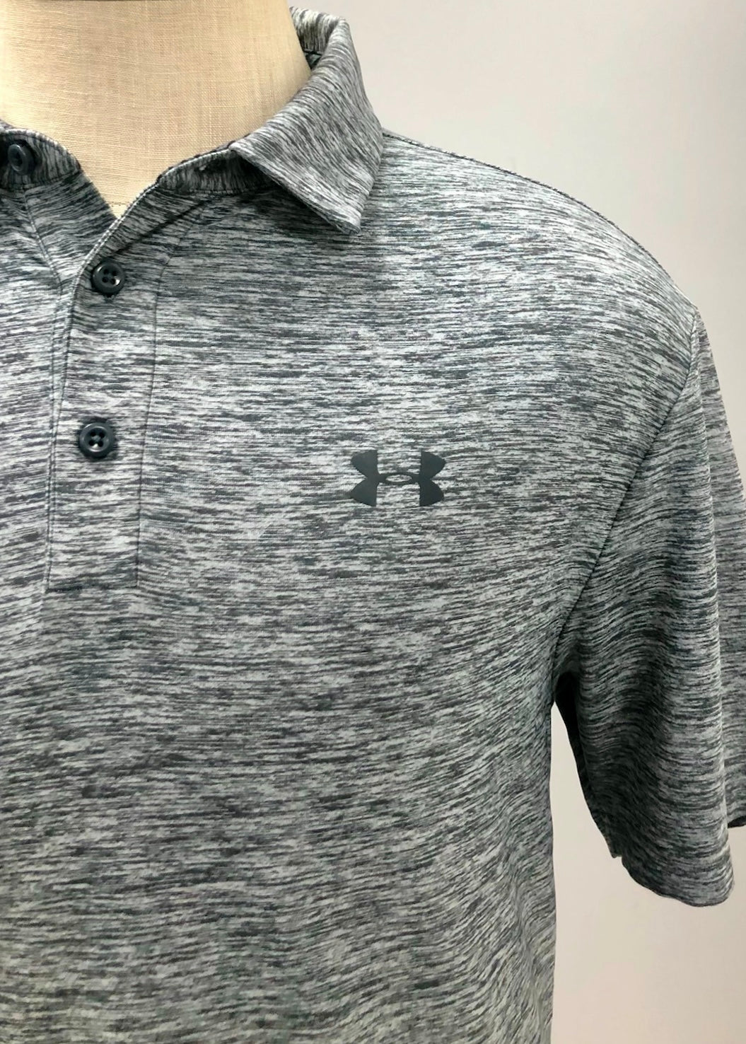 Camiseta polo Under Armour 🏋🏻 color gris y negro Tela Performance Talla M Entalle Regular