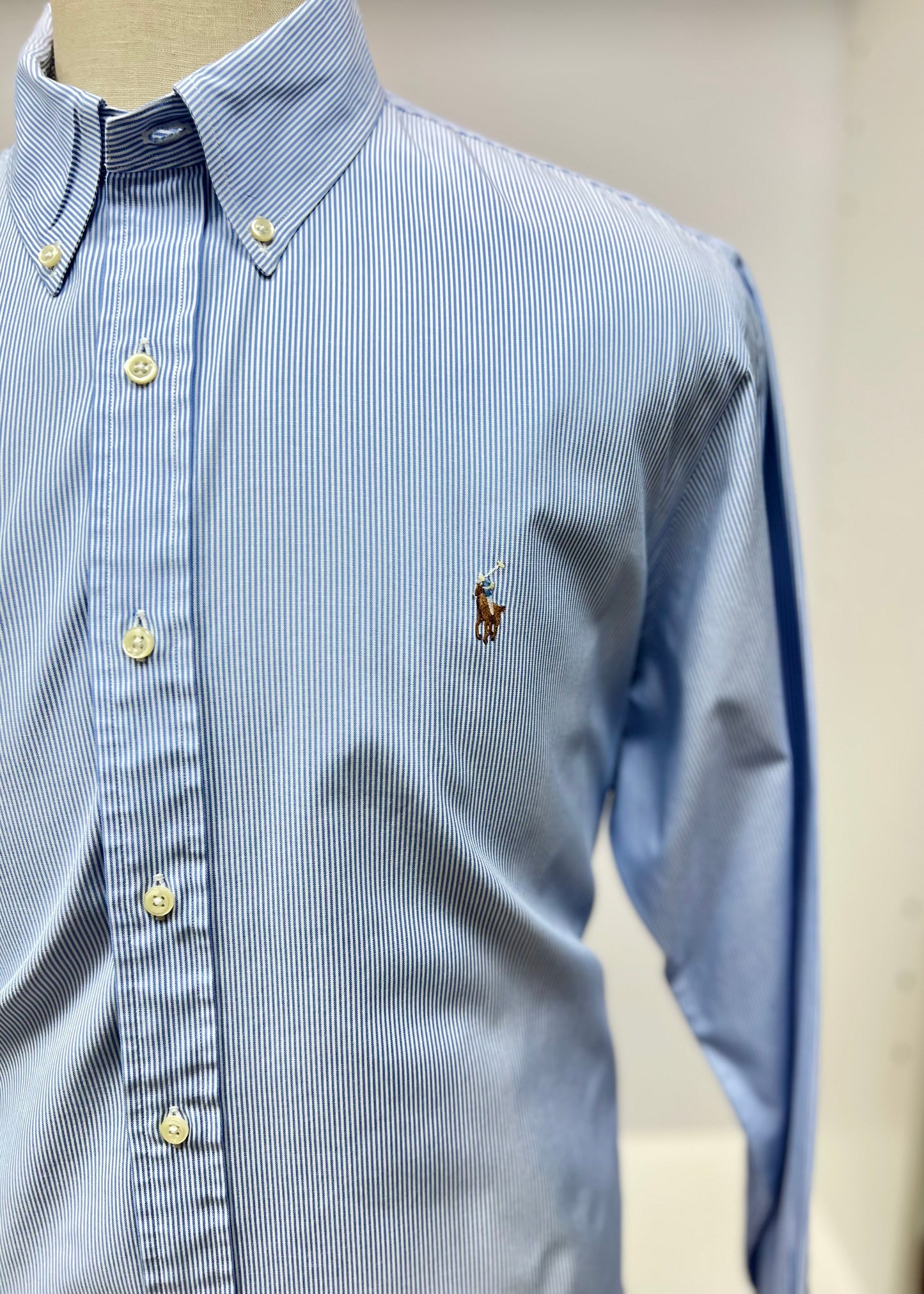 Camisa Polo Ralph Lauren 🏇🏼 color blanco con patron de rayas finas en color celeste Talla XL Entalle Regular
