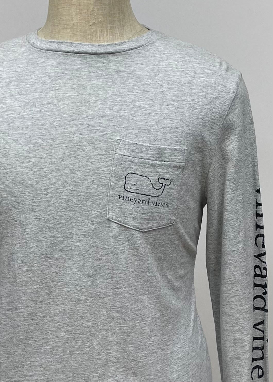 Camiseta cuello redondo Vineyard Vines 🐳 color gris claro con Diseño de ballena en bolsillo Talla Medium