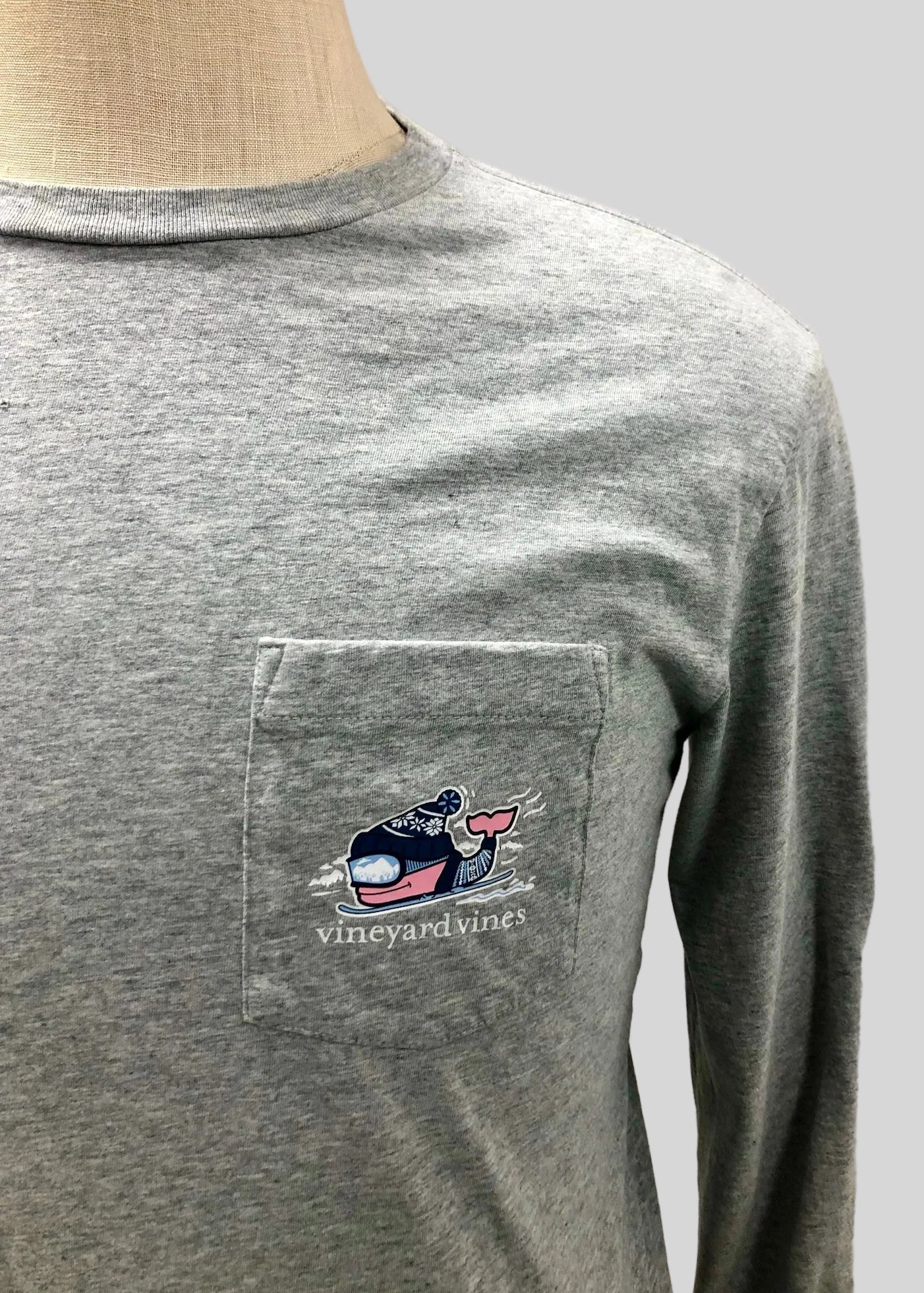 Camiseta cuello redondo Vineyard Vines 🐳 color gris con logo de ballena esquiando Talla S (ver descripción)
