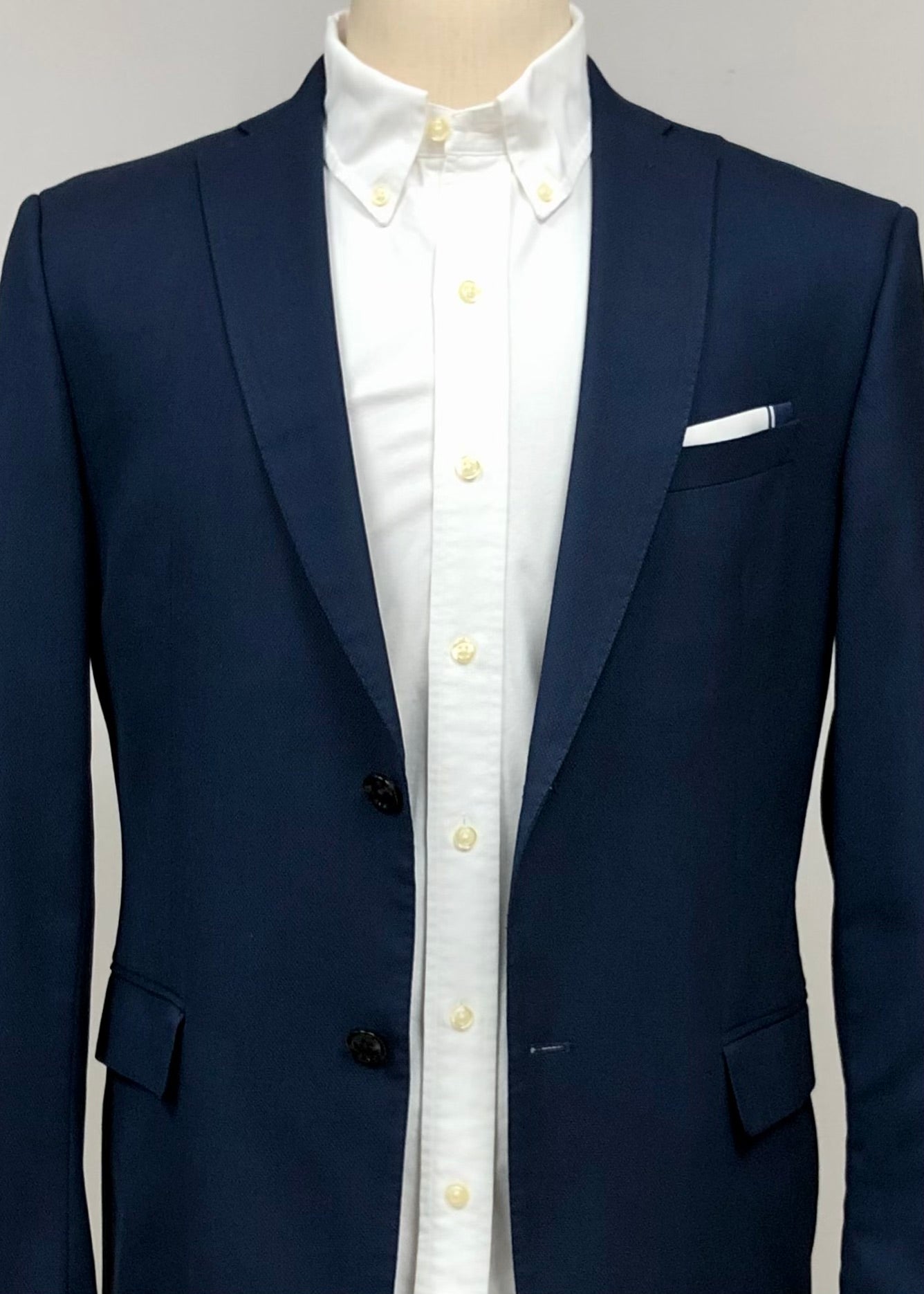 Chaqueta Blazer Zara 🇪🇸 de Corte Slim Fit en tono azul navy Talla Large (42)