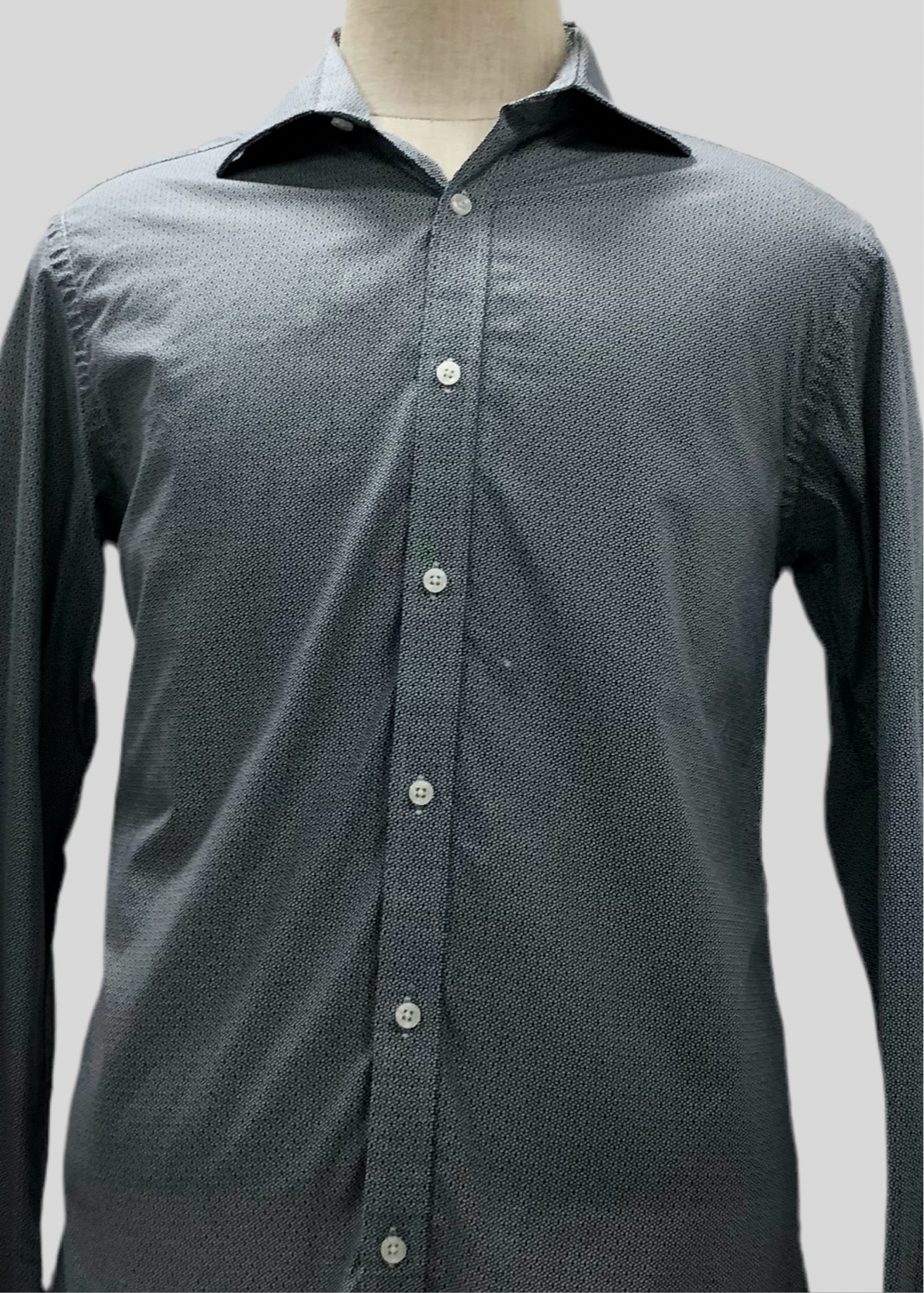 Camisa de botones Michael Kors 🇺🇸 color blanco con diseño en negro Talla M Entalle Slim Fit