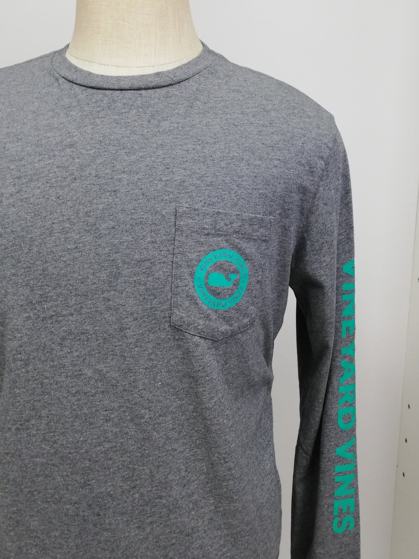 Camiseta de bolsillo Vineyard Vines 🐳 color gris oscuro con Diseño de ballena en turquesa Talla M