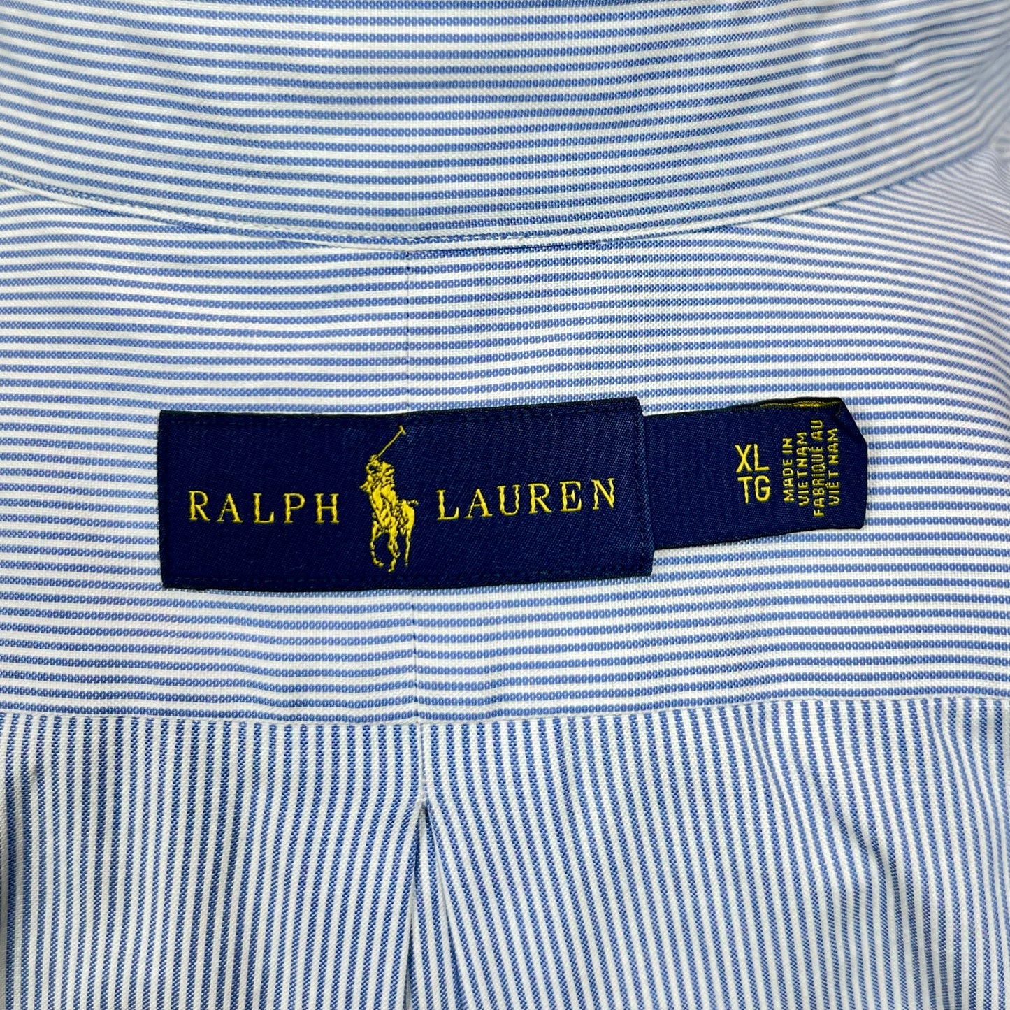 Camisa Polo Ralph Lauren 🏇🏼 color blanco con patron de rayas finas en color celeste Talla XL Entalle Regular