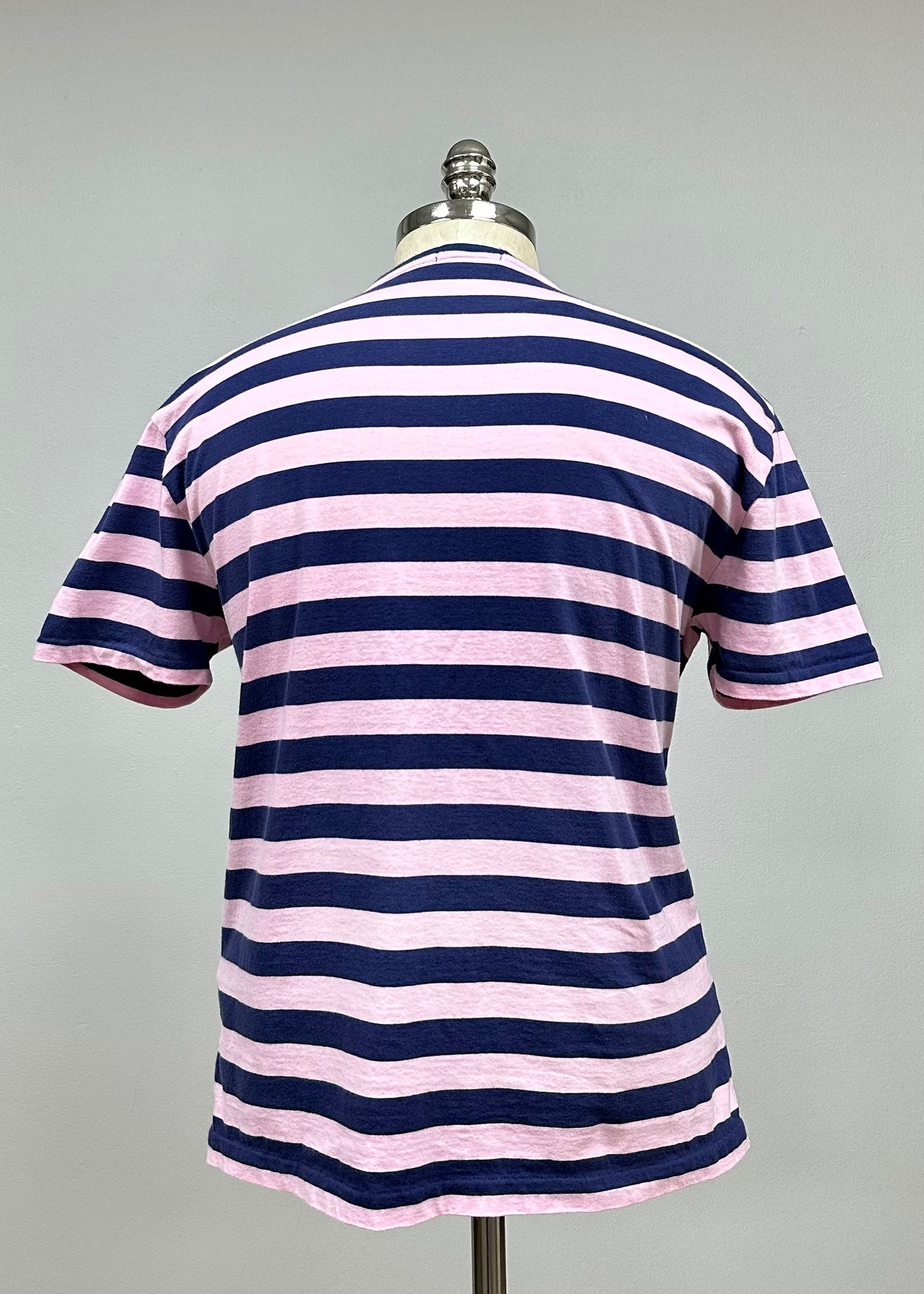 Camiseta cuello redondo Polo Ralph Lauren 🏇🏼 color rosado y rayas en color azul oscuro Talla M Entalle Clásico