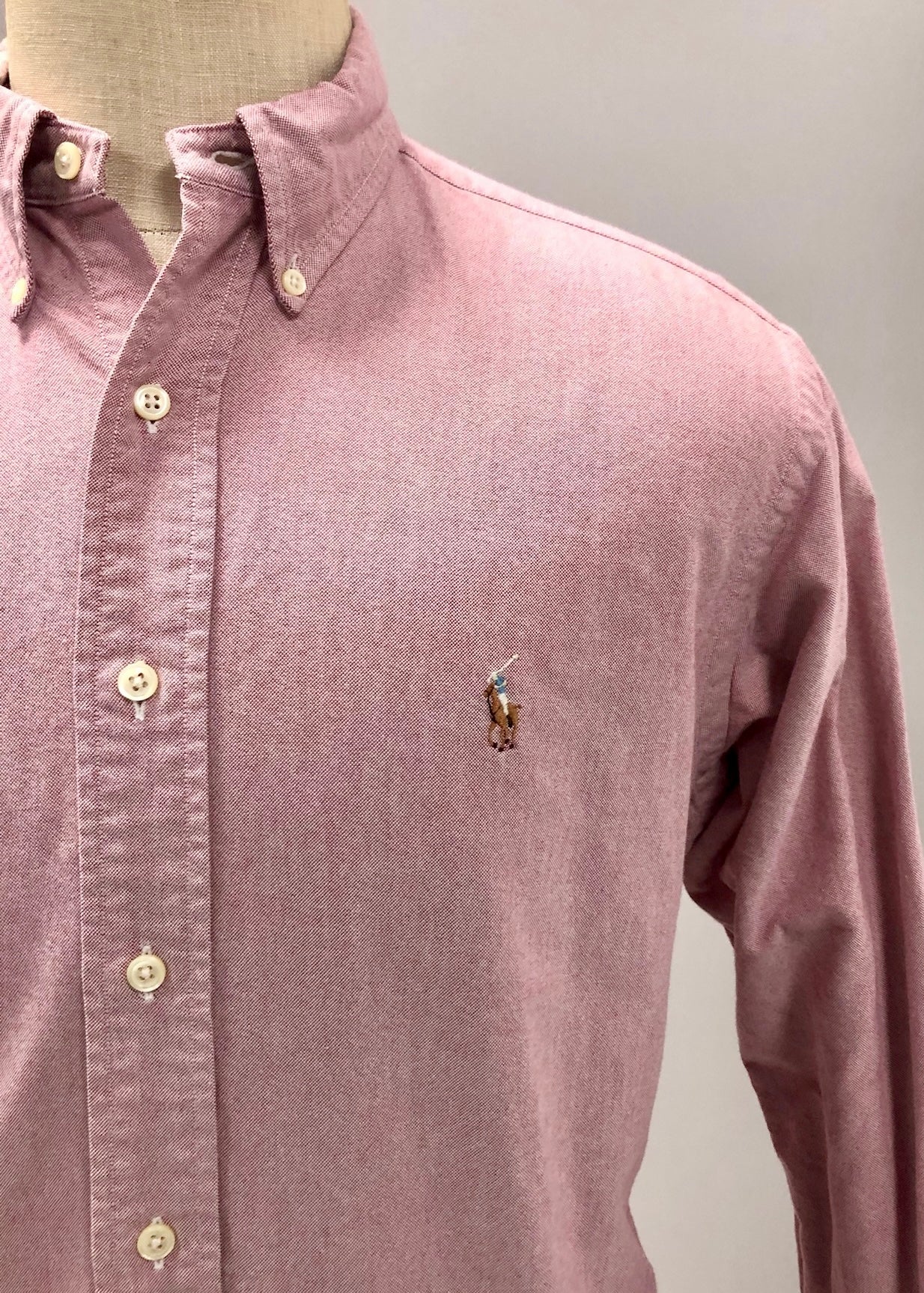 Camisa de botones Polo Ralph Lauren 🏇🏼 Oxford en color Rosado oscuro Talla M Entalle regular (ver descripción)