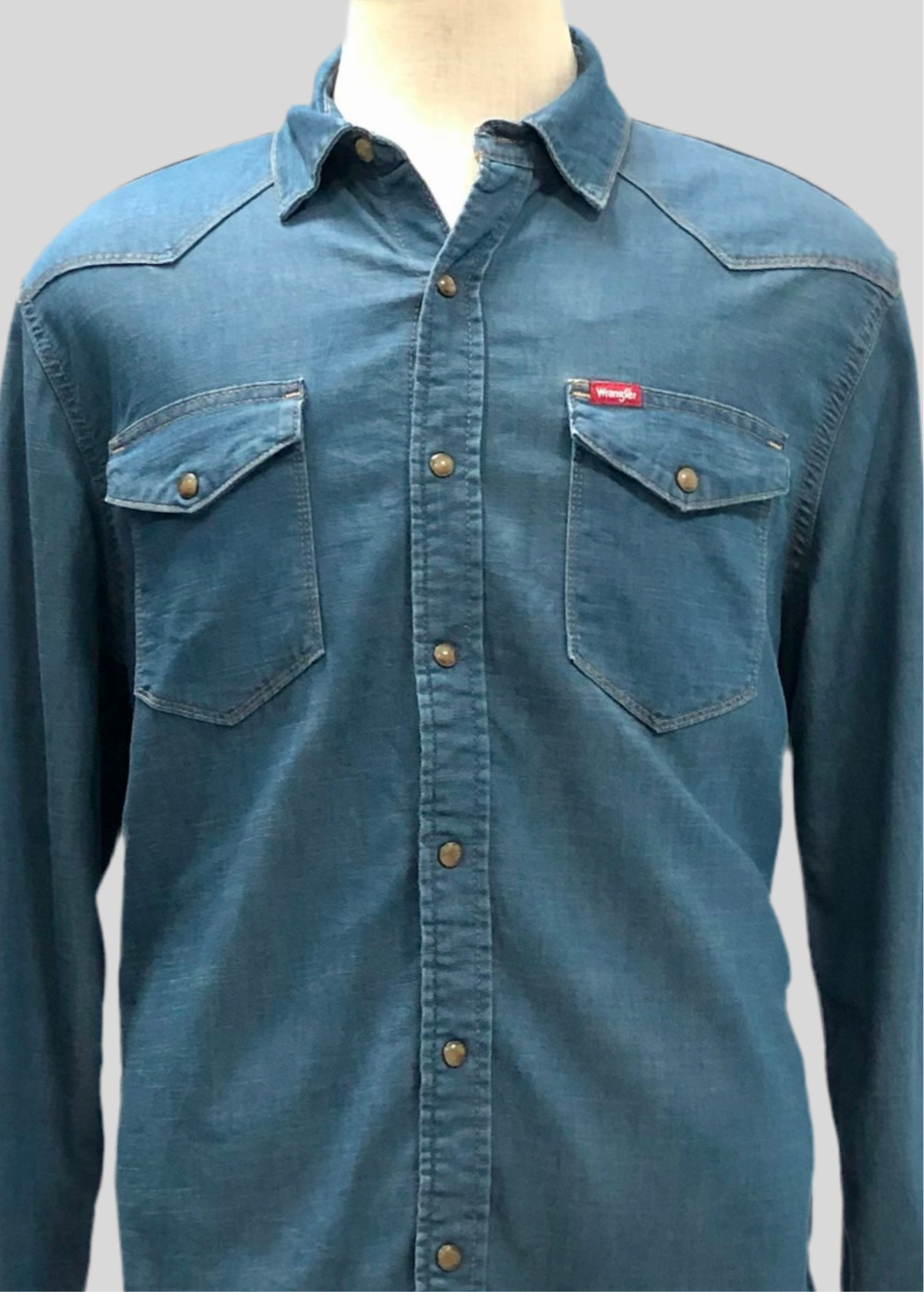 Camisa de botones Wrangler 🐎 De jeans en color azul oscuro Talla L Entalle Regular