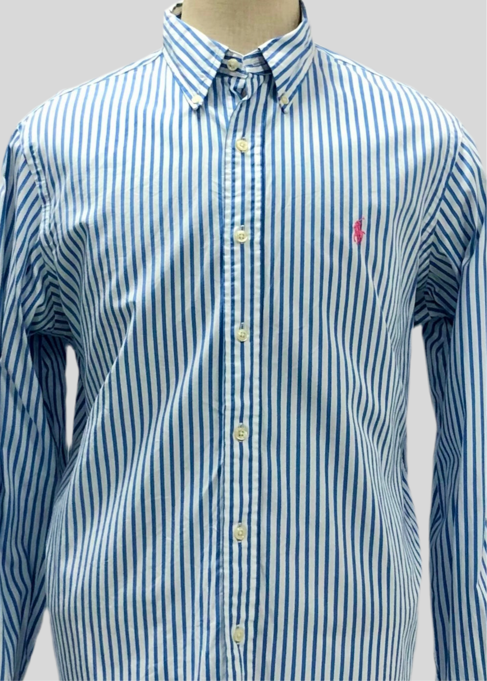 Camisa Polo Ralph Lauren 🏇🏼 color blanco con patron de rayas en color celeste Talla L Entalle Regular