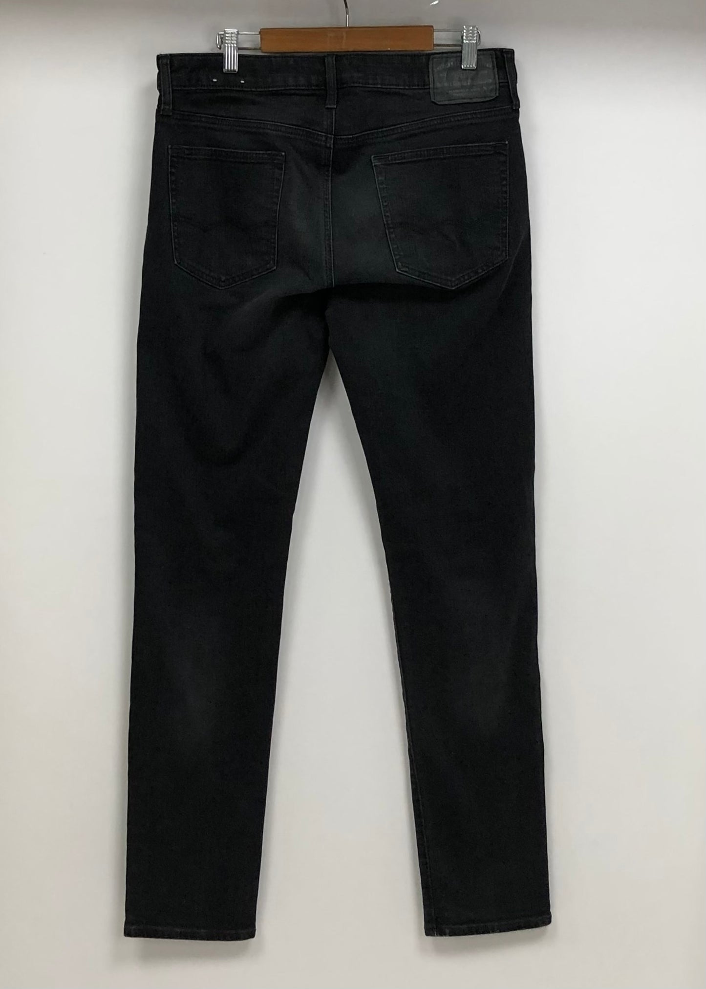 Pantalon jeans American Eagle 🦅  color negro Talla 34x34 Corte Skinny