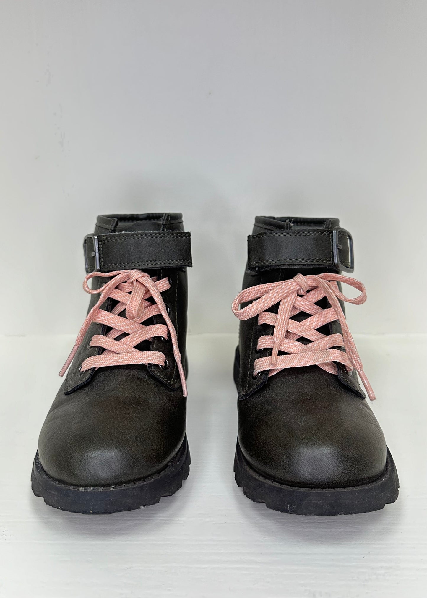 Botas de niña Carter’s🪁 Color chocolate y trenzas rosadas Talla 13