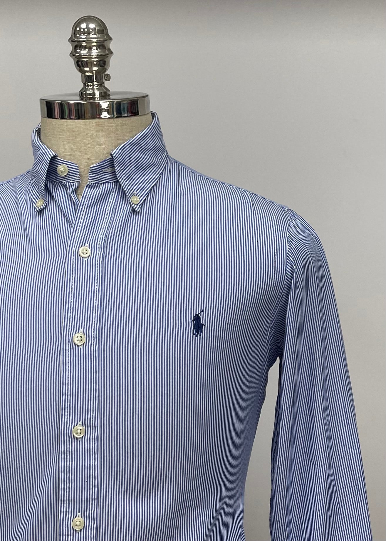 Camisa Polo Ralph Lauren 🏇🏼 con patron de finas rayas azul y blanco Talla S Entalle Regular (ver descripción)