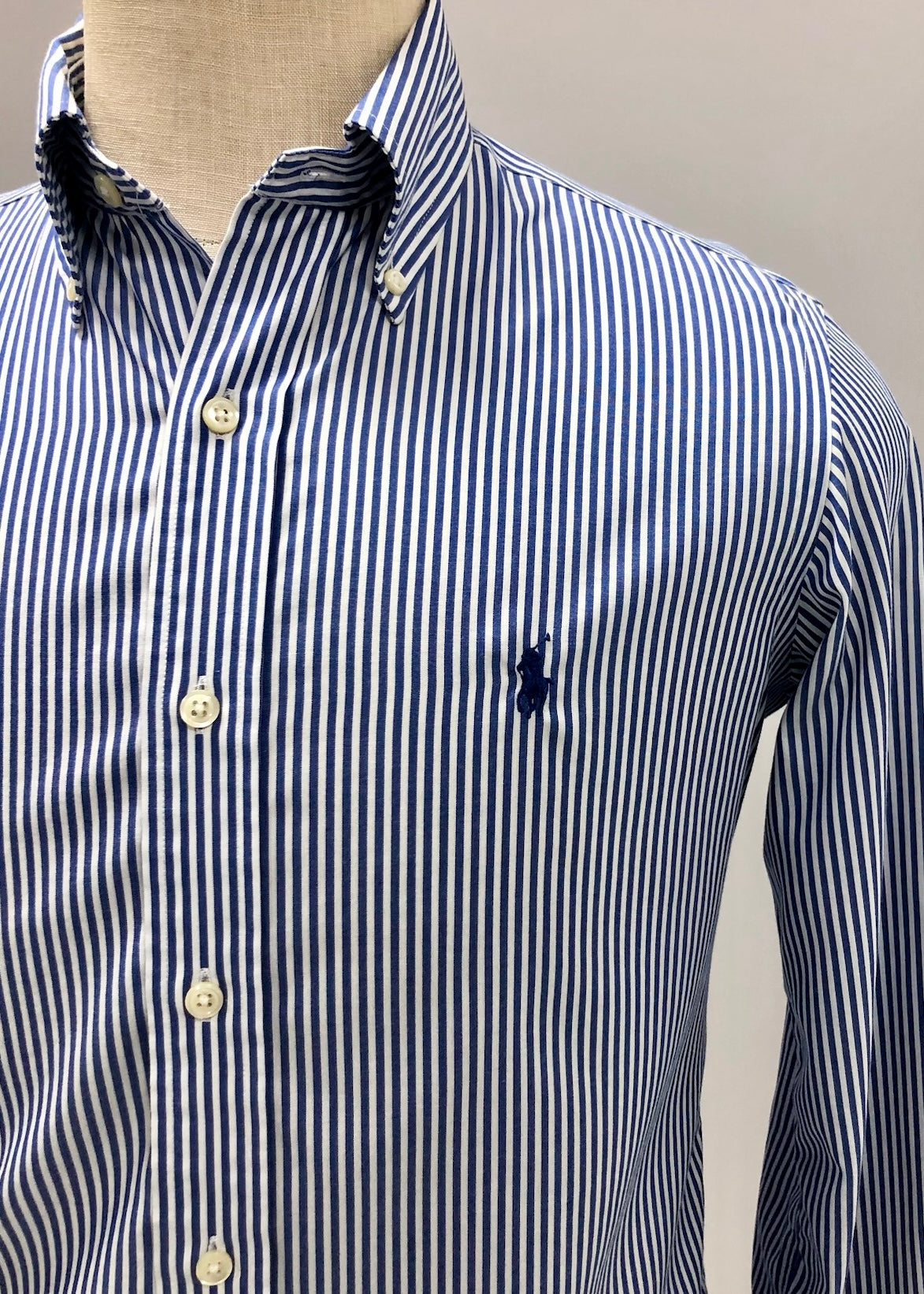 Camisa Polo Ralph Lauren 🏇🏼 con patron de rayas en color azul navy y blanco Talla S Entalle Regular