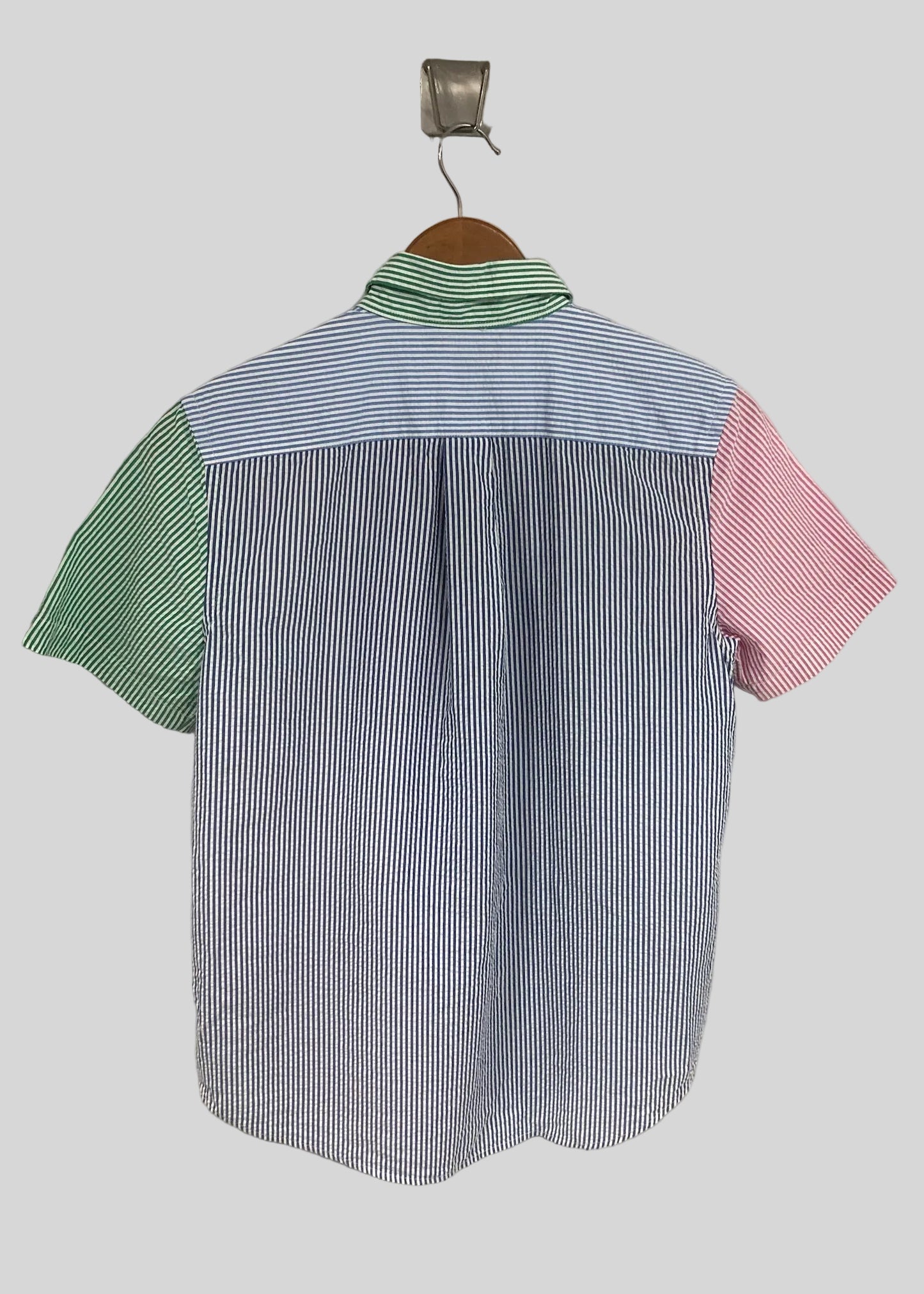 Camisa de niño Polo Ralph Lauren 🏇🏼 Seersucker de rayas en verde claro, rosado y azul Talla L (14-16) Entalle Regular
