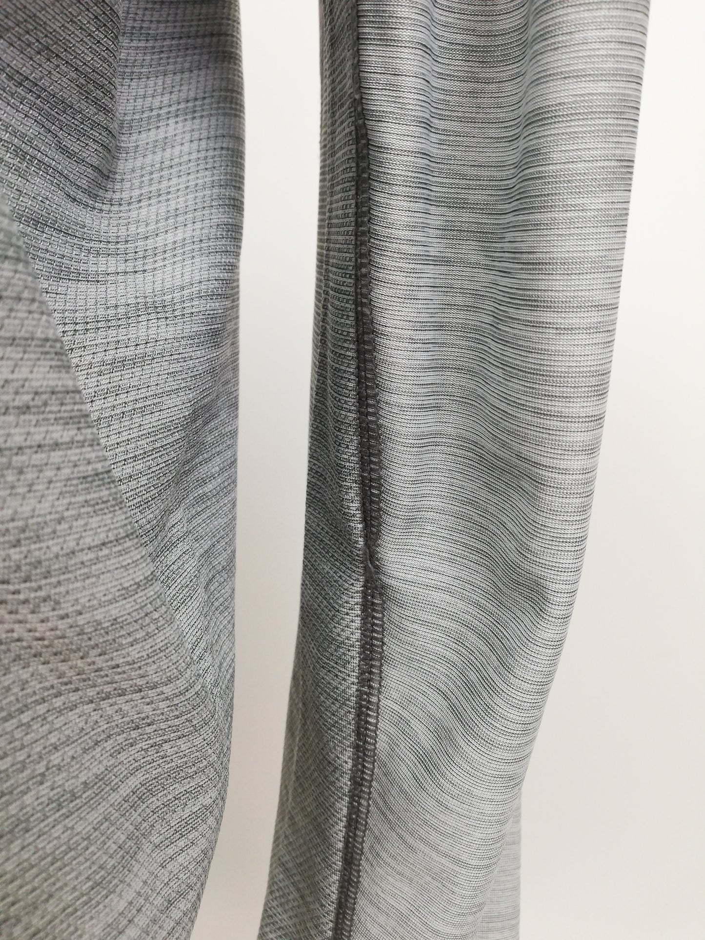 Sueter Jersey Tommy Bahama color gris con logo en color gris claro Talla L (ver descripción)