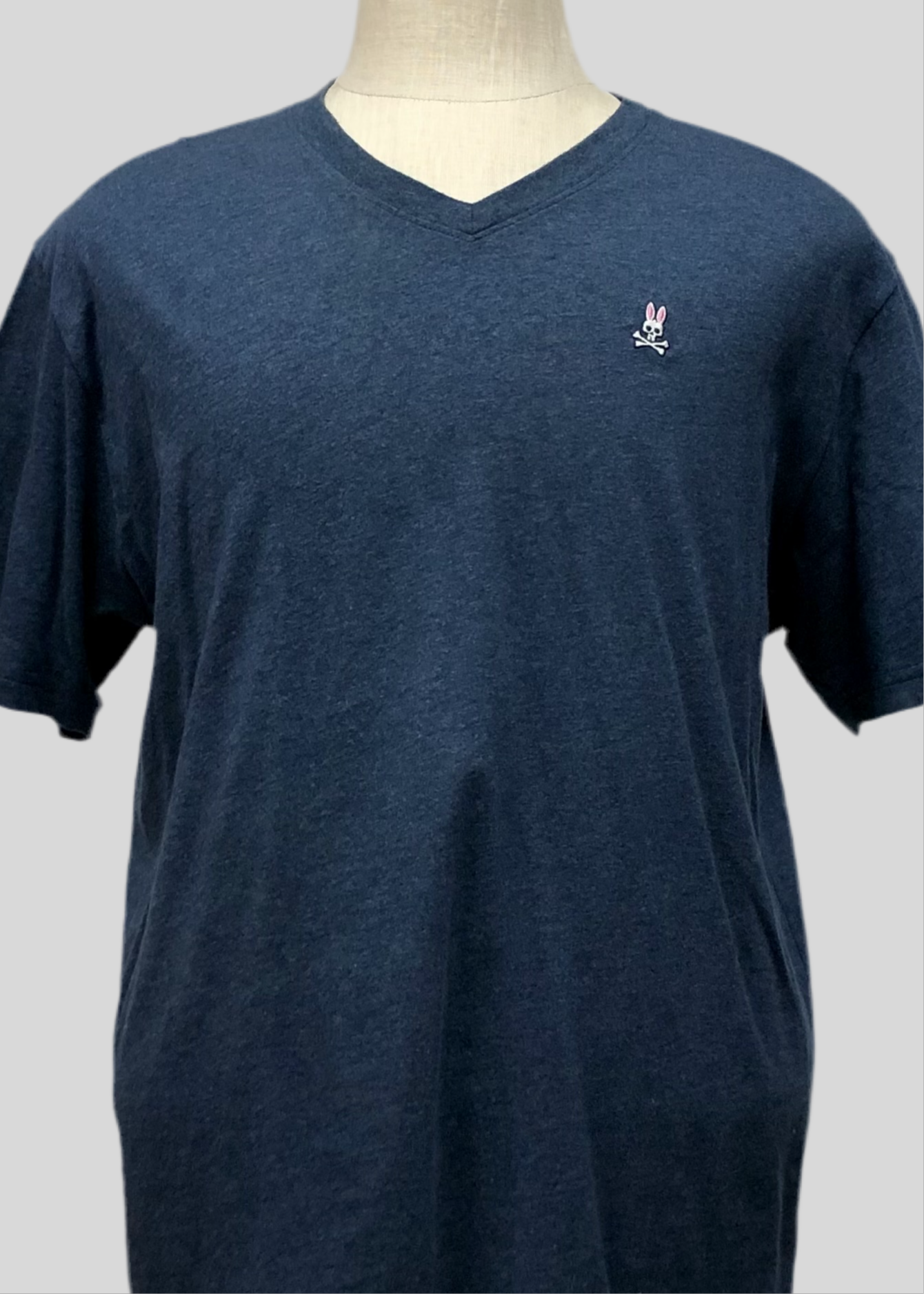 Camiseta cuello V Psycho Bunny 🐰 color azul grisáceo con logo tradicional bordado Talla L
