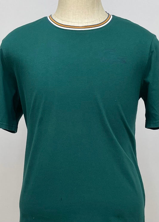 Camiseta cuello redondo Lacoste 🐊 en color verde esmeralda con diseño en el cuelo en color blanco Talla L Entalle Regular