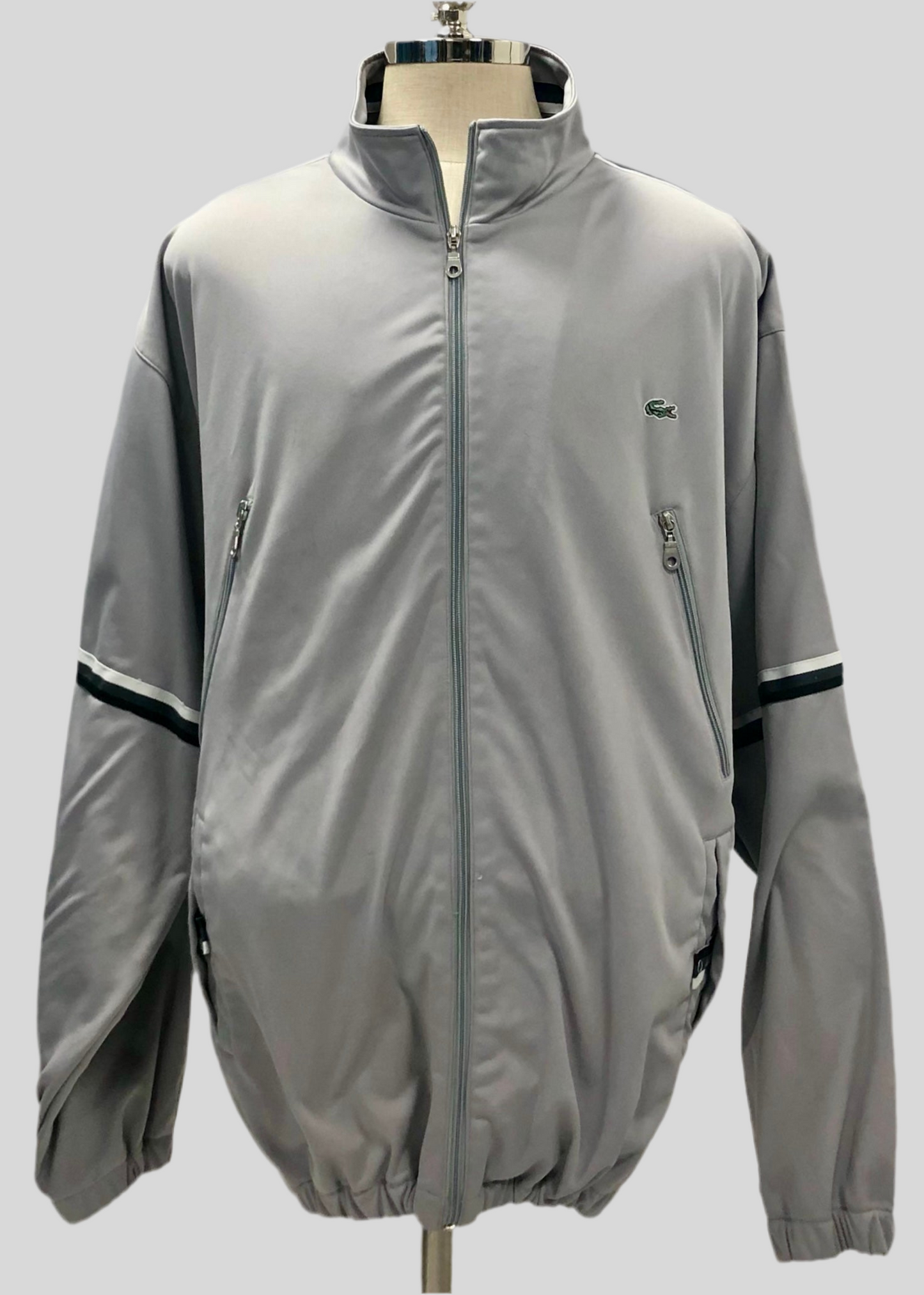 Jacket Lacoste 🐊 color gris claro con zíper completo Talla 3XL (ver descripción)