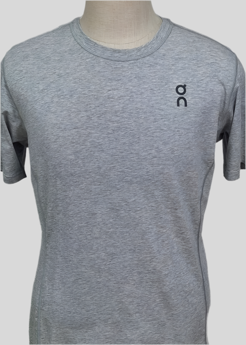 Camiseta de cuello redondo On Running 🏃🏻‍♂️ color gris claro con logo reflectante en color negro Talla M